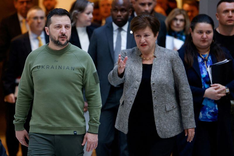 El presidente de Ucrania, Volodymyr Zelenski, con la directora gerente del Fondo Monetario Internacional, Kristalina Georgieva, durante una reunión del FMI en Washington, (Estados Unidos)