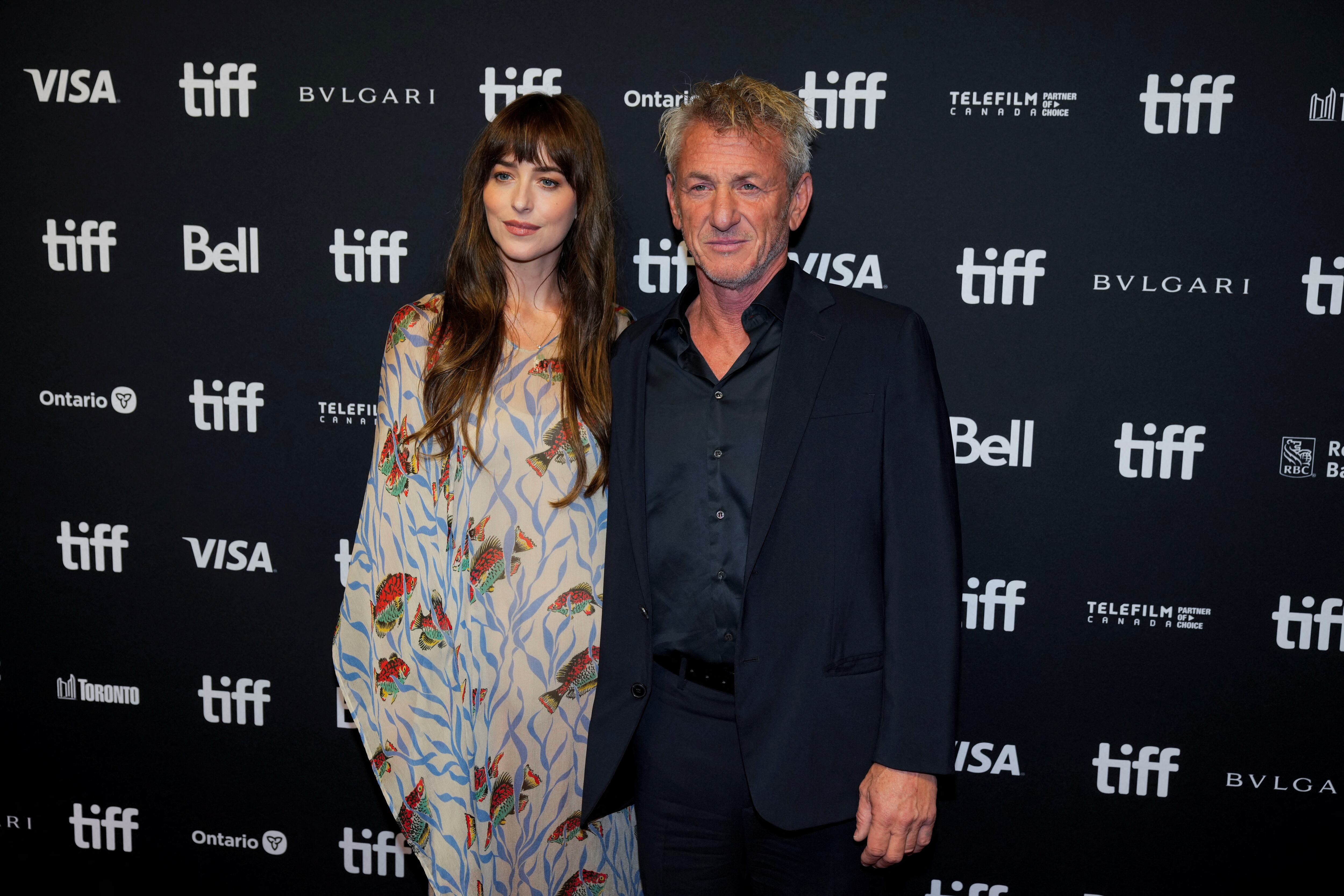 Dakota Johnson y Sean Penn son los protagonistas del filme que se estrenó en el Festival Internacional de Cine de Toronto. (REUTERS/Mark Blinch)