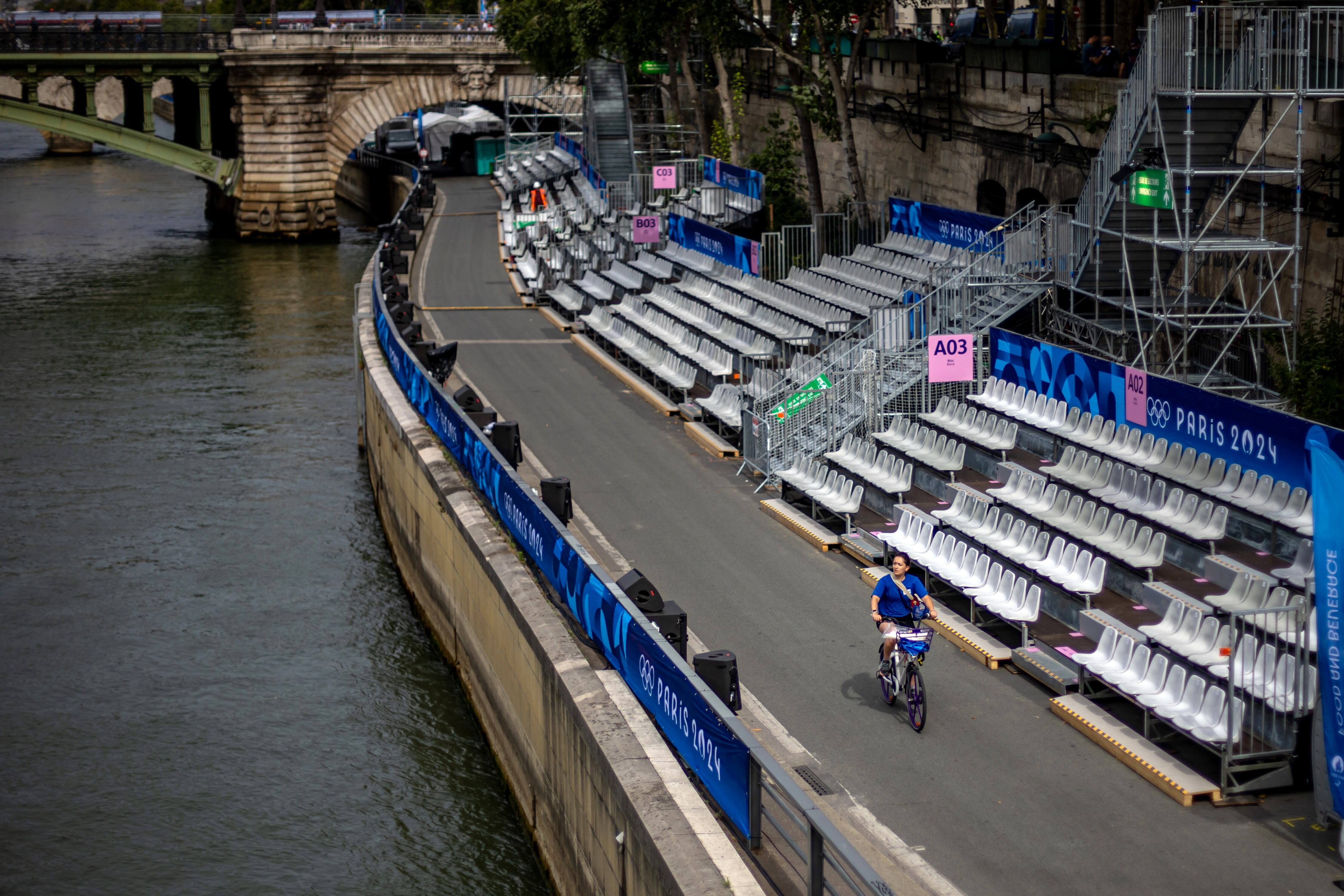 Los preparativos junto al río Sena (Foto: EFE/EPA/MARTIN DIVISEK)