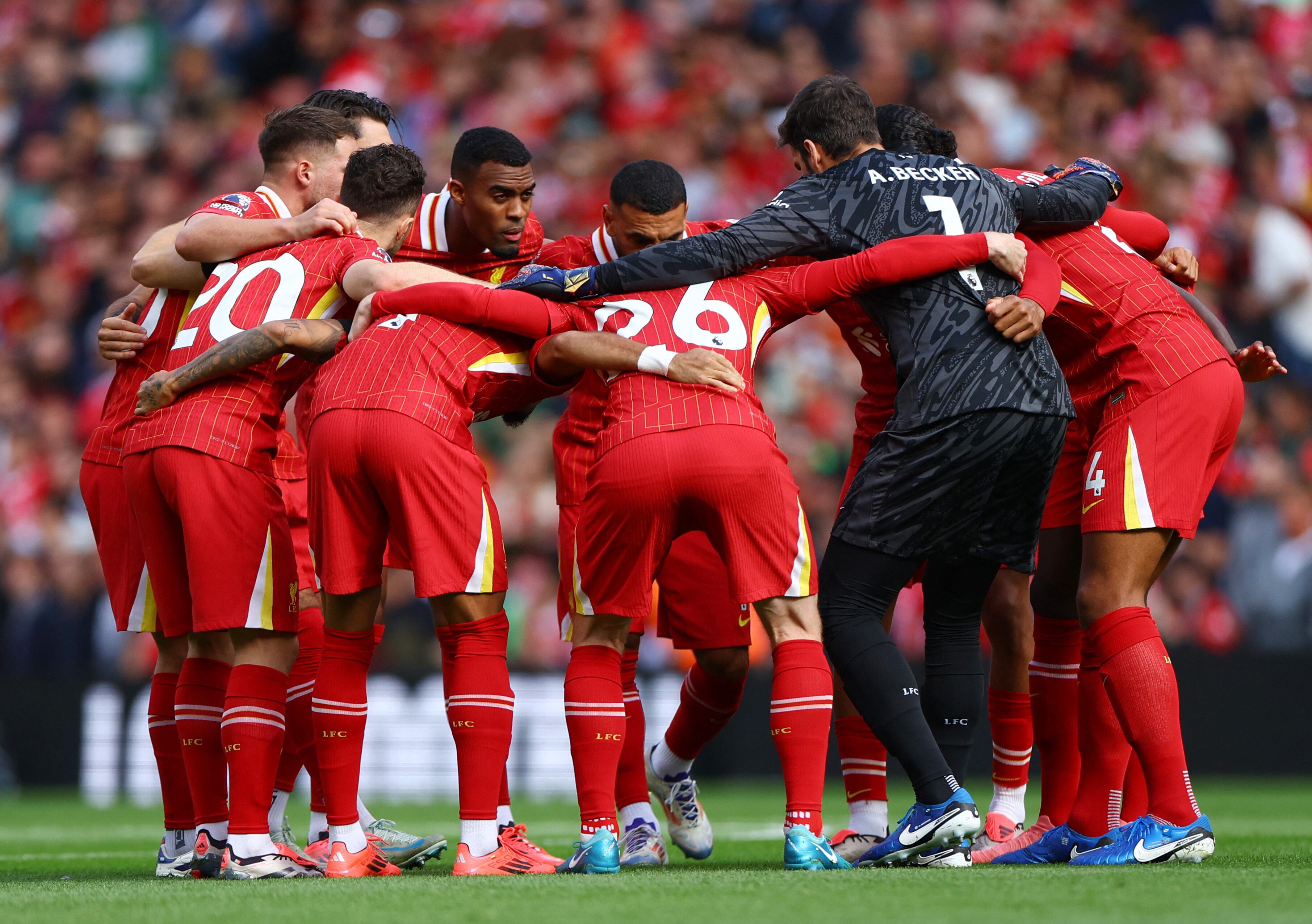 Momento previo donde se reúnen los jugadores de Liverpool para el partido ante Nottingham Forest-crédito Molly Darlington/REUTERS