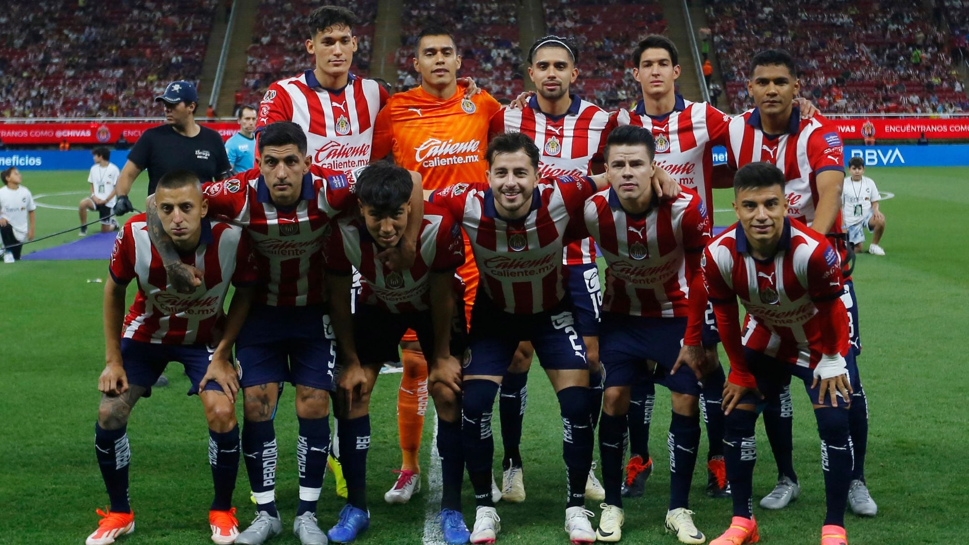 Soccer Football - Liga MX - Semi Final - First Leg - Guadalajara v America - Estadio Akron, Guadalajara, Mexico - May 15, 2024 Guadalajara players pose for a team group photo before the match REUTERS/Fernando Carranza