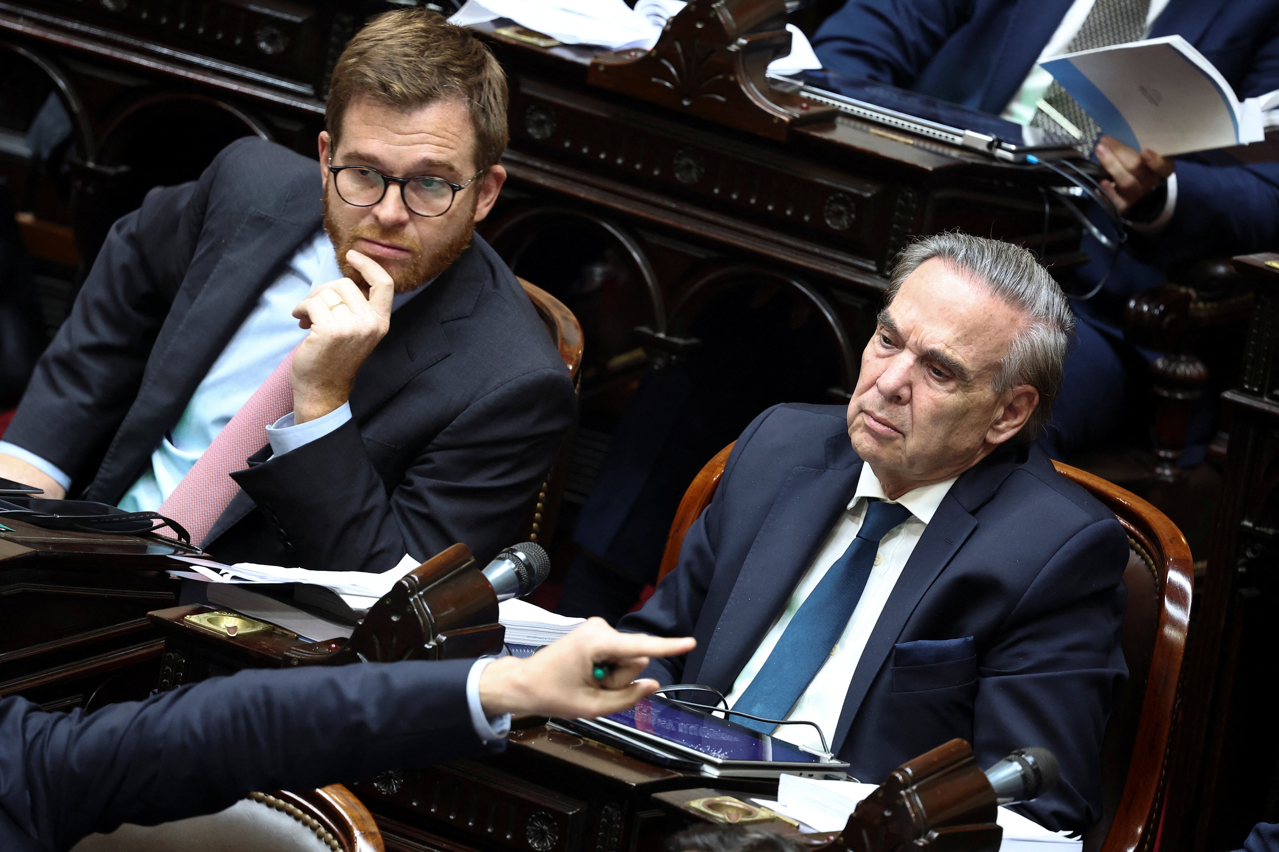 Nicolás Massot y Miguel Ángel Pichetto participan en una sesión en la Cámara de Diputados (Fotos: Reuters / Agustin Marcarian)