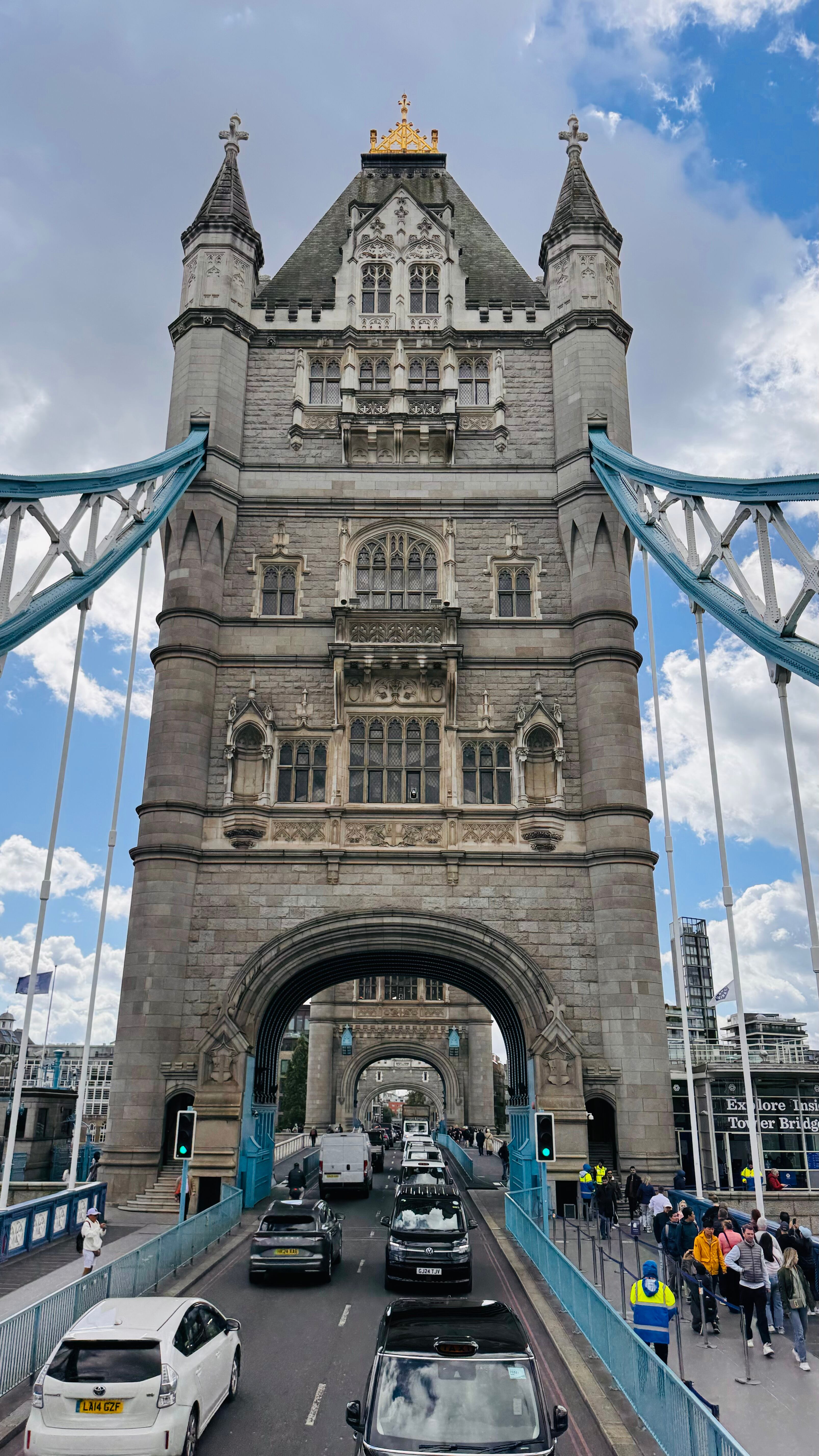 Lugares icónicos de Londres que no pueden faltar en tu visita. La capital del Reino Unido ofrece una rica mezcla de historia, cultura y modernidad. Desde el Tower of London hasta el palacio de Buckingham, un repaso por los rincones que definen esta ciudad única