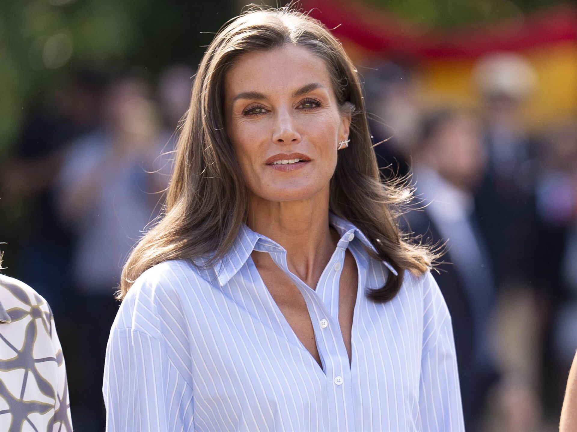 La Reina Letizia estrena una original camisa con aberturas de Victoria Beckham