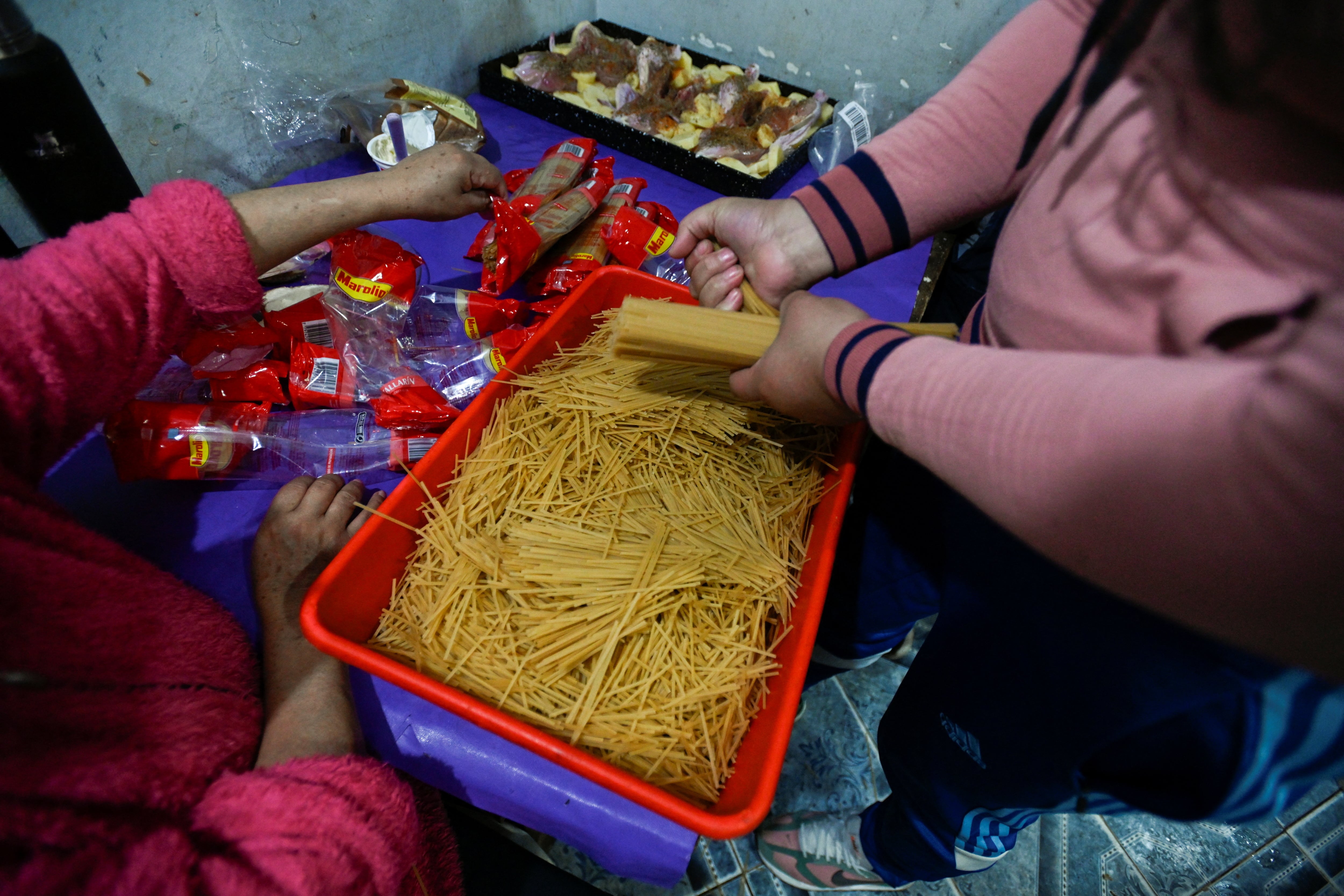 Voluntarios preparan comida en un comedor comunitario. La demanda volvió a crecer este año