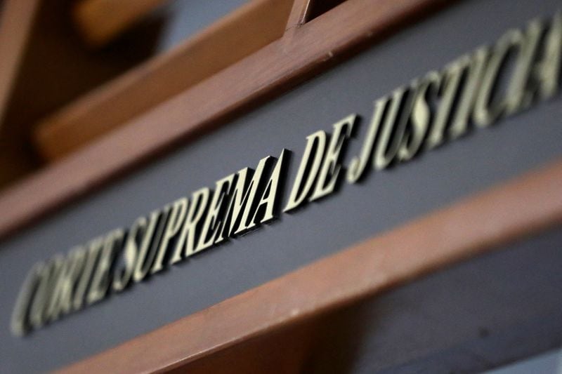 FOTO DE ARCHIVO. Un aviso que dice "Corte Suprema de Justicia" se ve dentro del Palacio de Justicia en Bogotá, Colombia, 12 de marzo, 2024. REUTERS/Luisa González