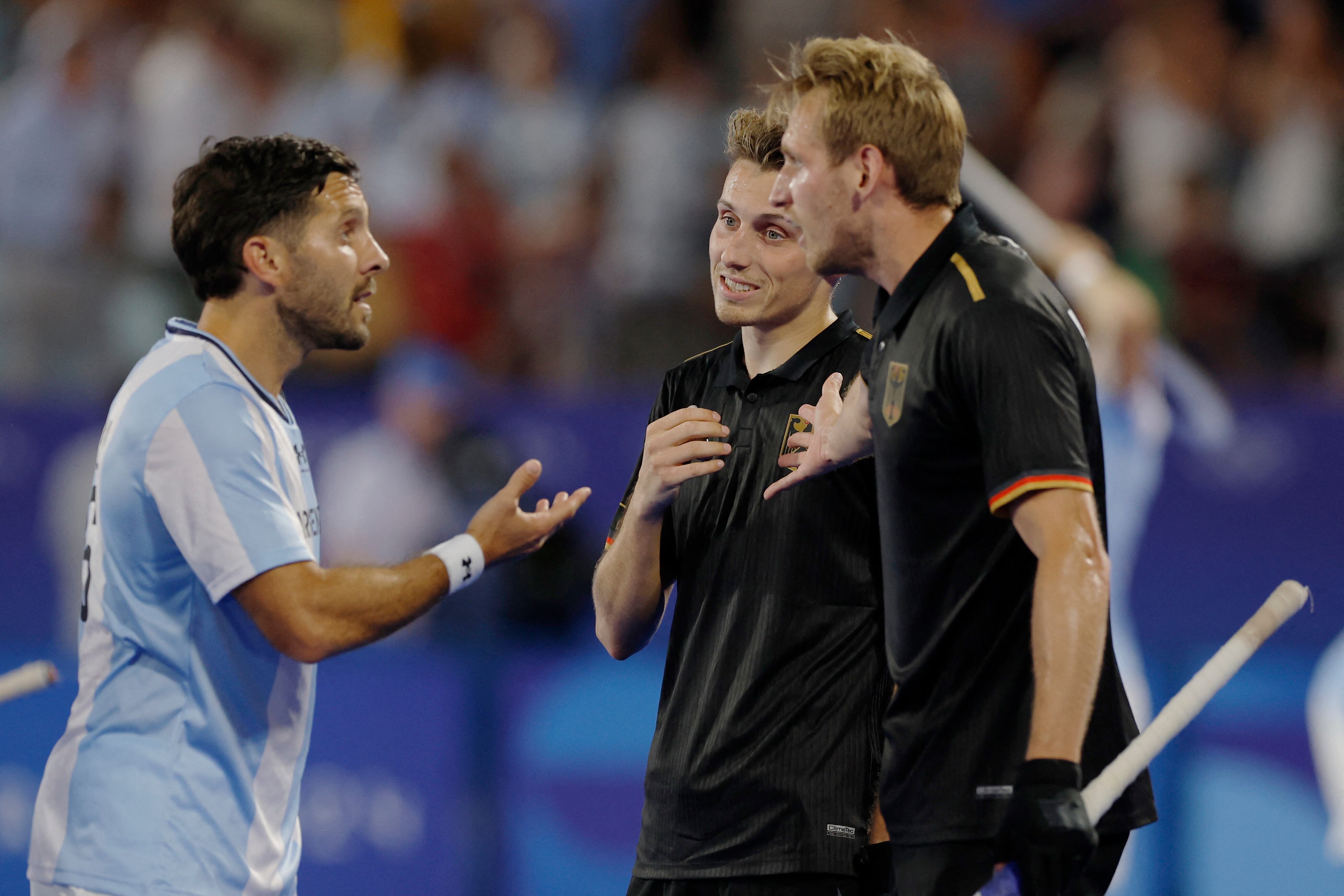 Agustin Mazzilli dialoga con el alemán Niklas Wellen durante el choque por cuartos de final que terminó con la eliminación de Argentina (REUTERS/Adnan Abidi)