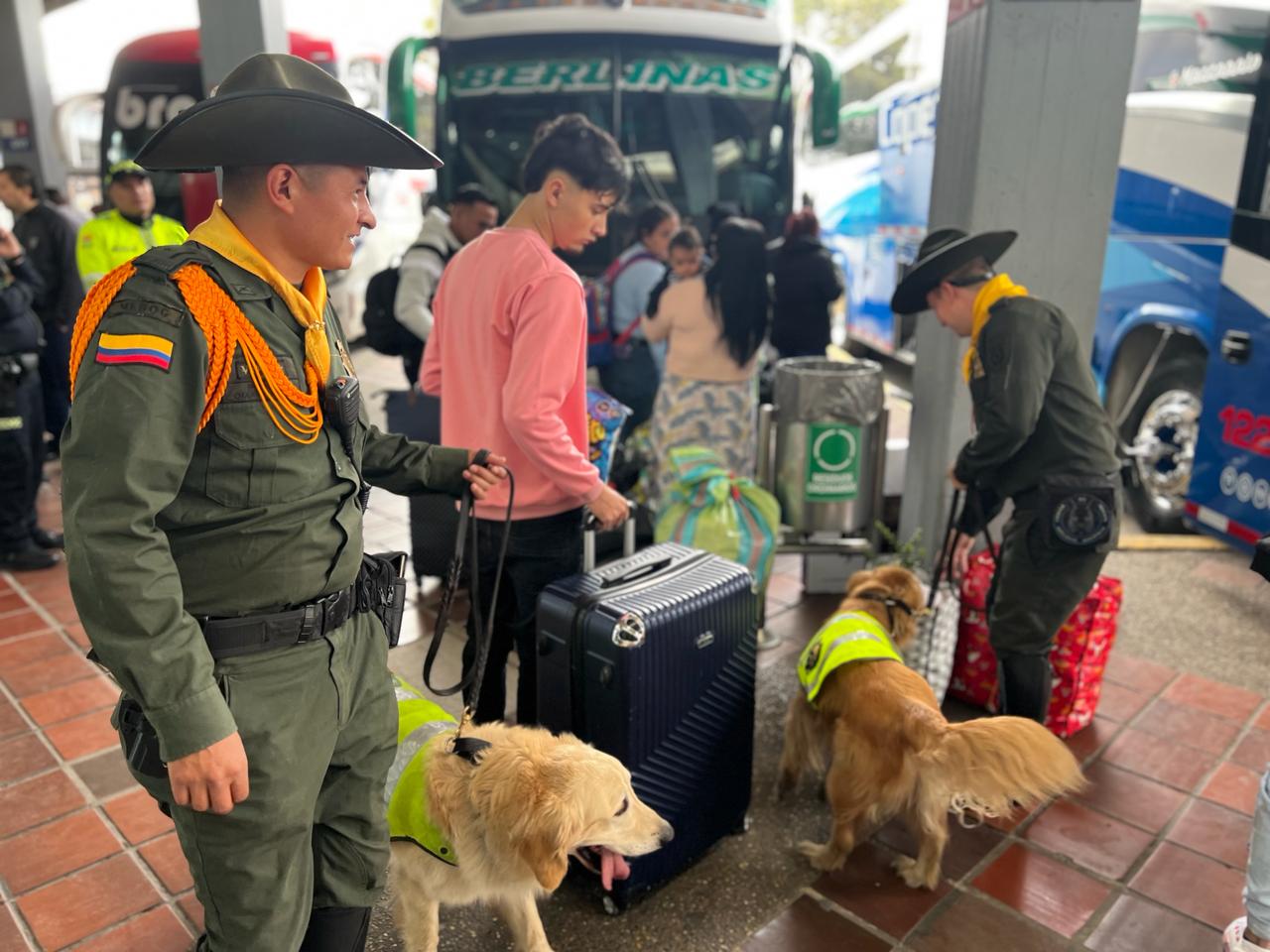 La Policía realiza acompañamiento a los viajeros en las terminales terrestres del país, entre ellas la de Bogotá, una de las que mayor afluencia de pasajeros registra cada temporada de vacaciones a mitad de año - crédito Mebog/Seccional de Transito y Transporte