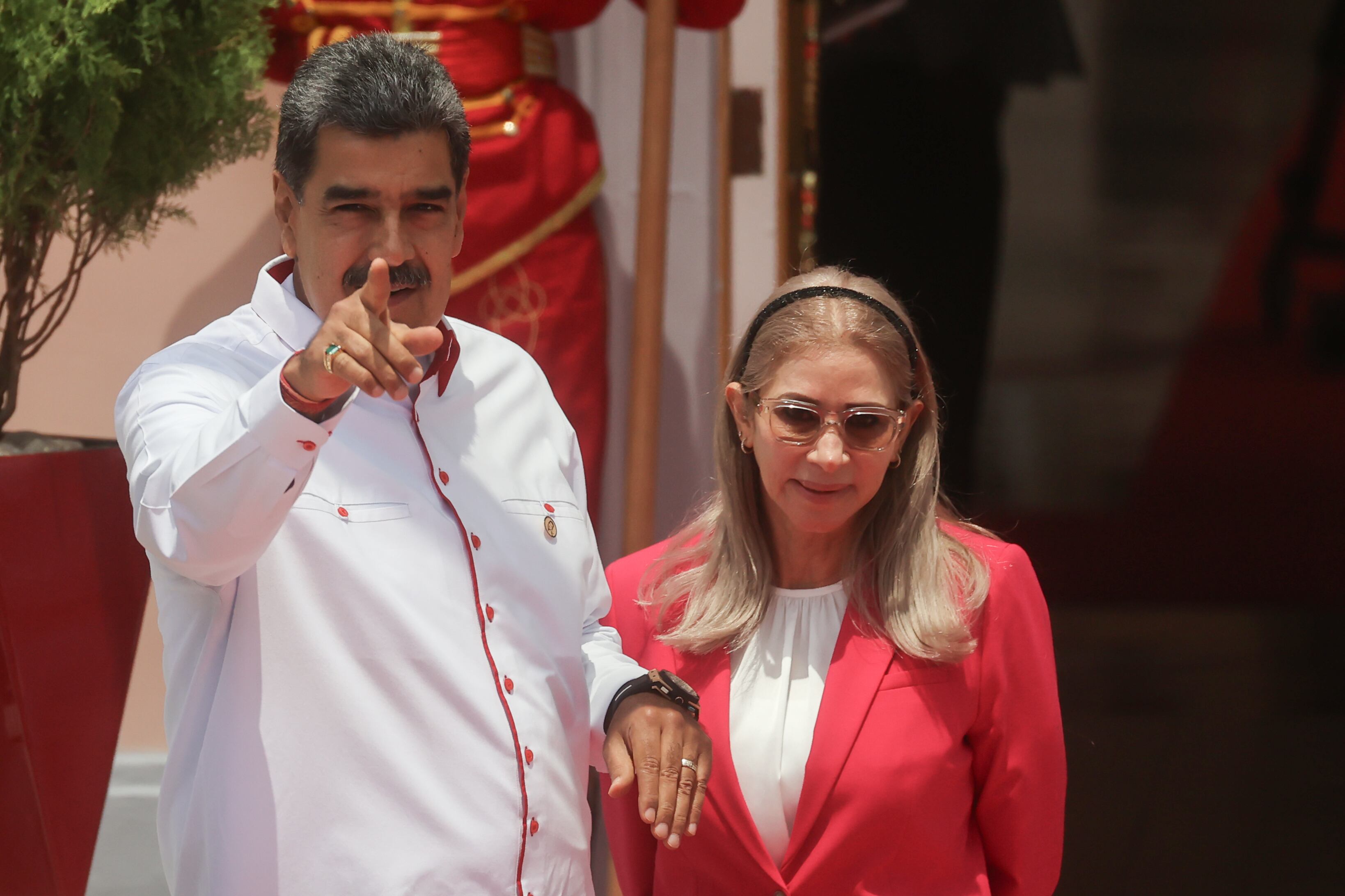 El dictador Nicolás Maduro, junto a su esposa, Cilia Flores (EFE/ARCHIVO)
