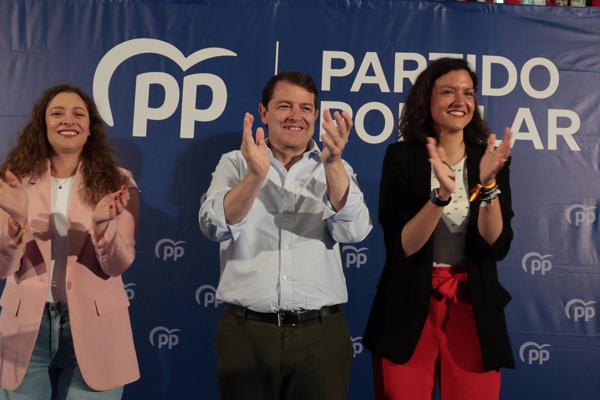 El presidente del PP de Castilla y León, en el centro, en un acto electoral en León.
