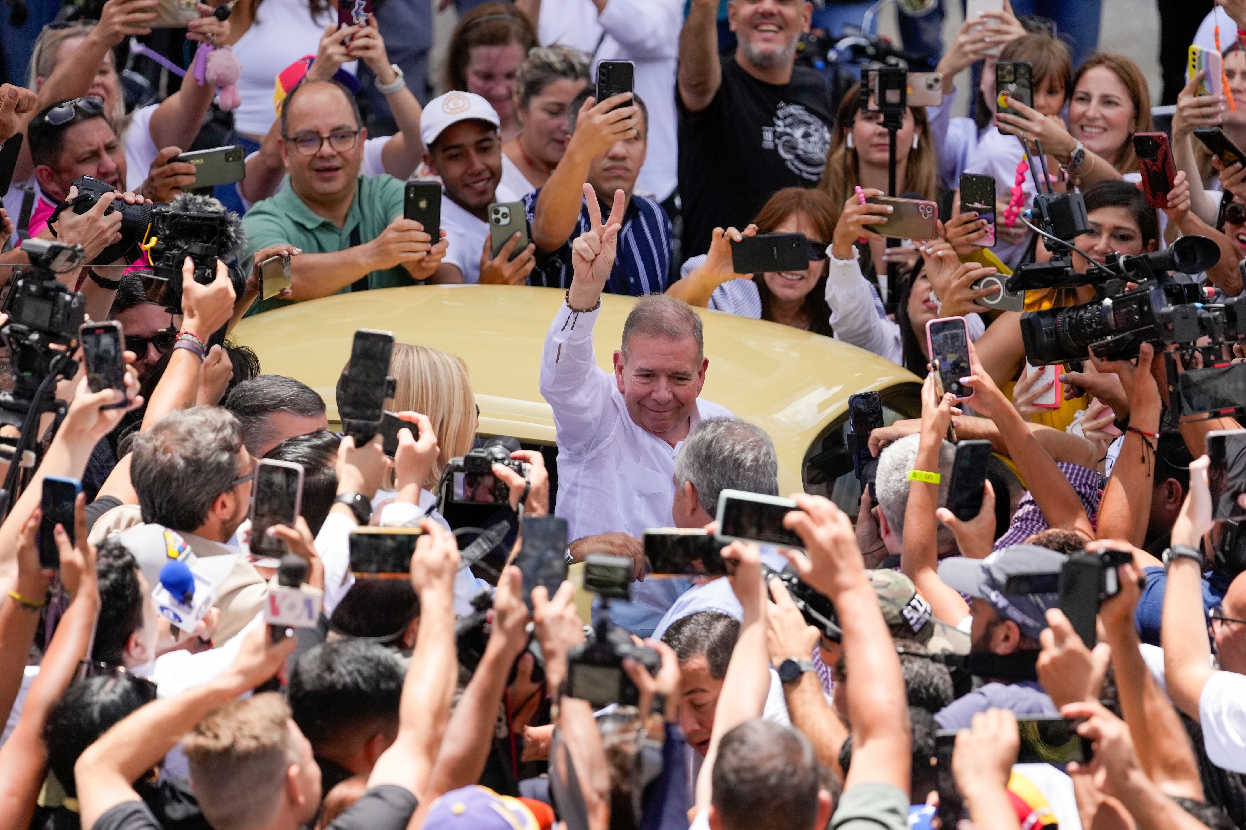 El candidato presidencial de la oposición Edmundo González hace un signo de victoria cuando llega a votar en las elecciones presidenciales en Caracas (AP Foto/Matías Delacroix)