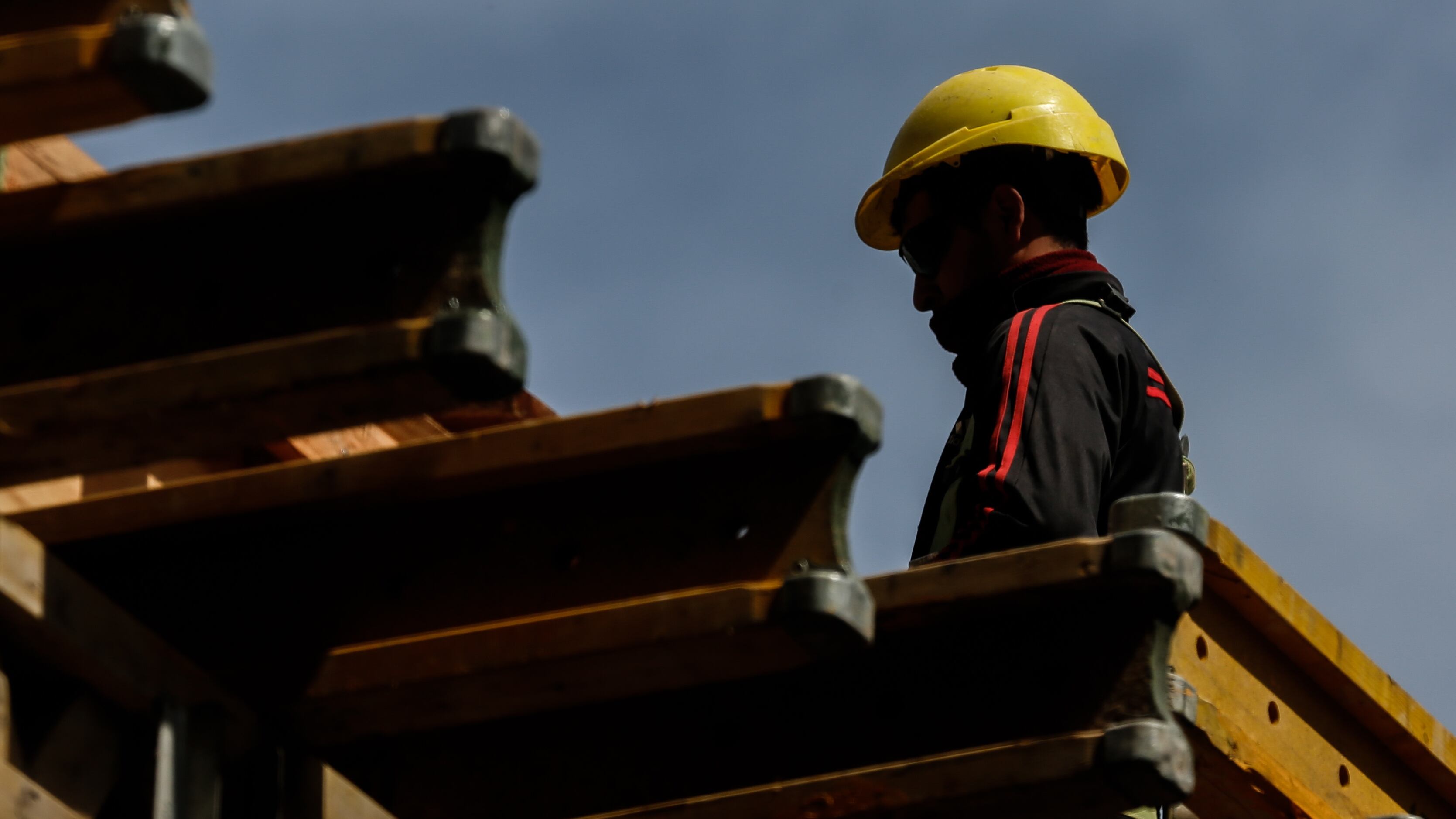 Fotografía de archivo en la que se registró a un obrero en la construcción de una edificación, en Buenos Aires (Argentina). EFE/Juan Ignacio Roncoroni
