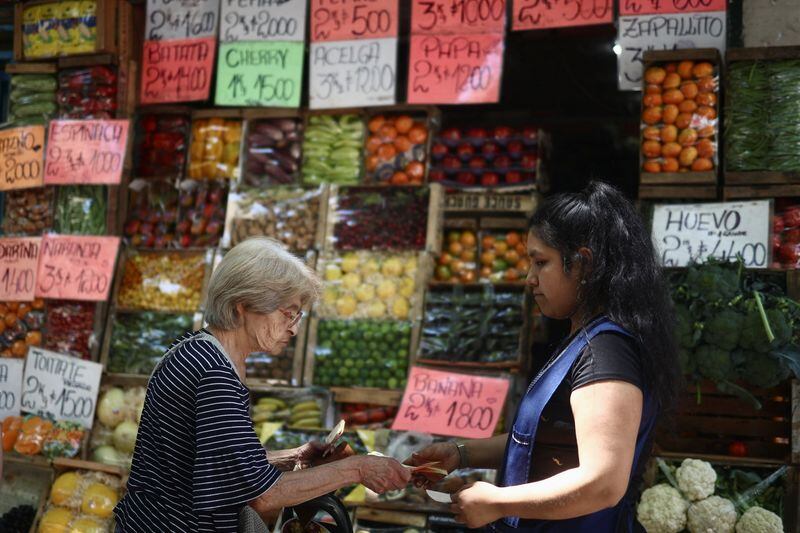 Una mujer compra frutas y verduras en una tienda en Buenos Aires, Argentina. REUTERS/Tomas Cuesta