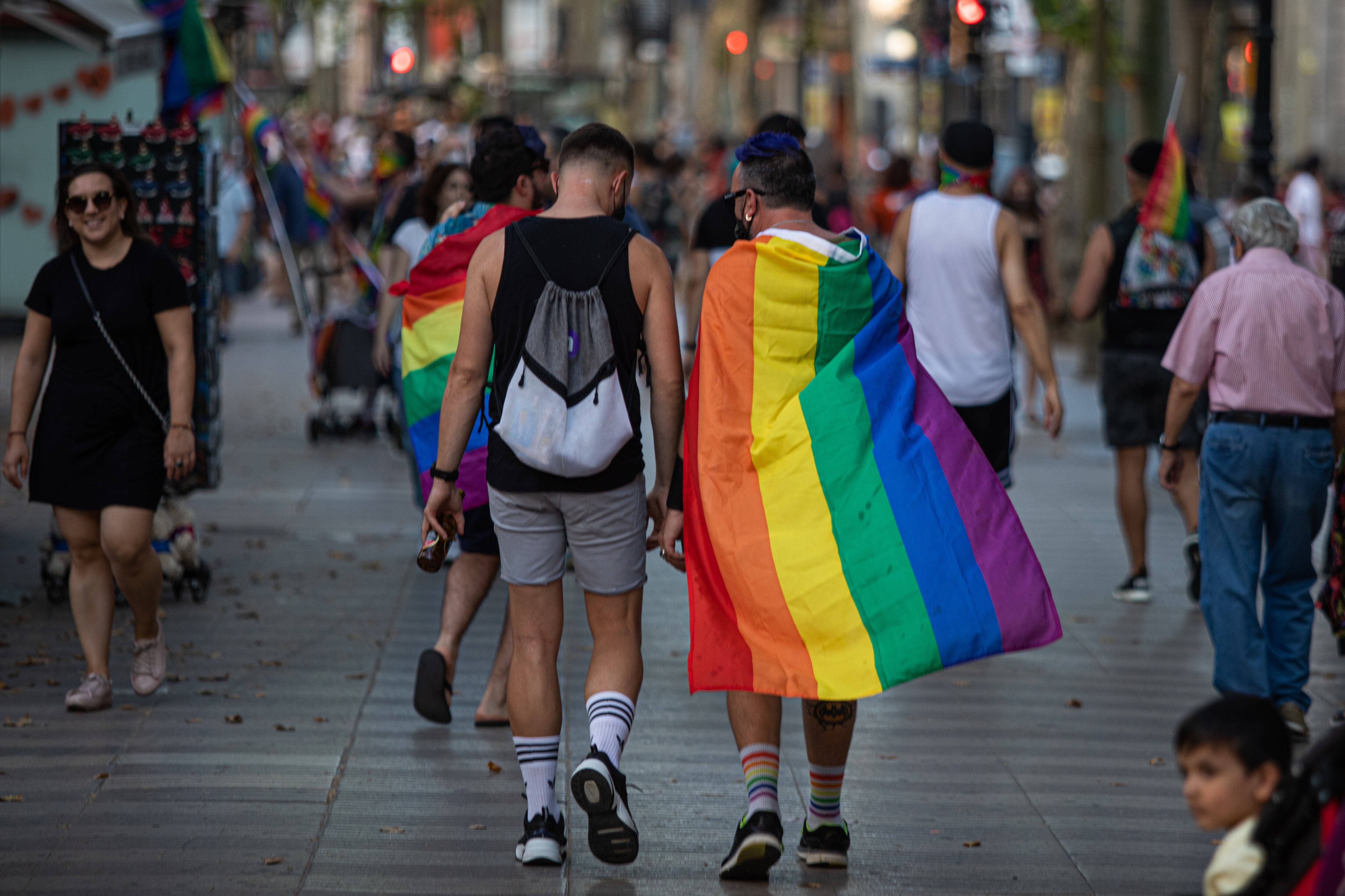 Imagen de archivo de una pareja con una bandera arcoíris. (Pau Venteo - Europa Press)
