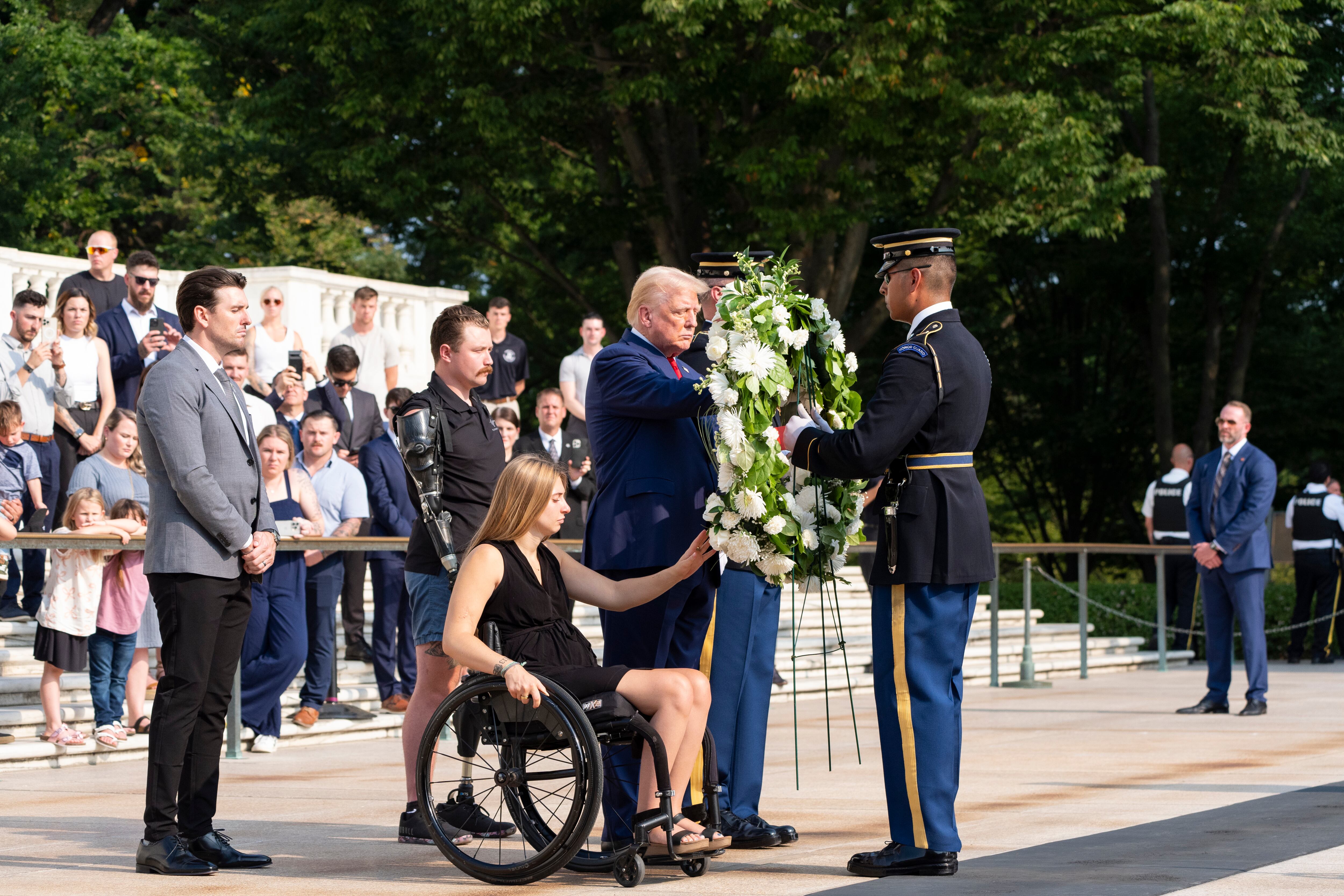 Se generó polémica por la visita de Trump al cementerio   (AP Foto/Alex Brandon)