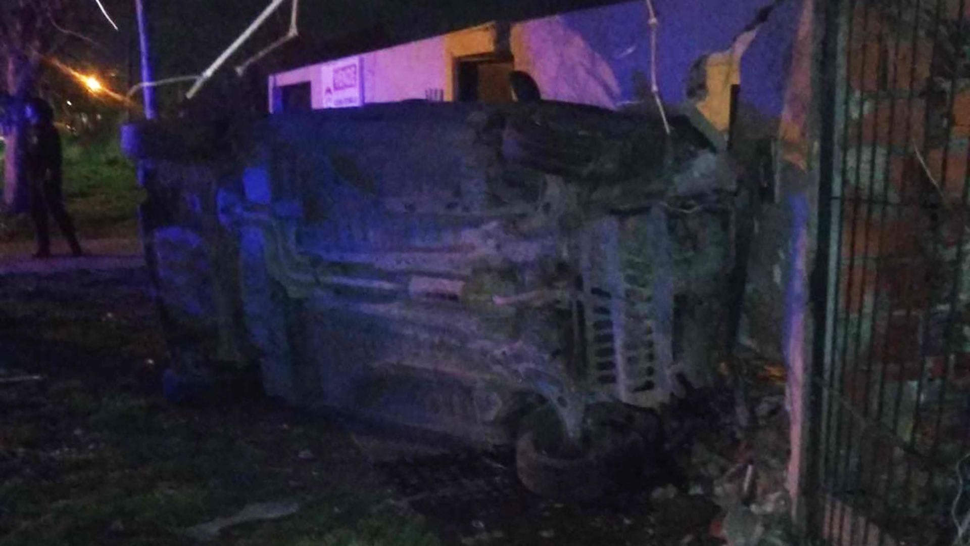 Perdió el control del auto y chocó contra una casa en La Plata.