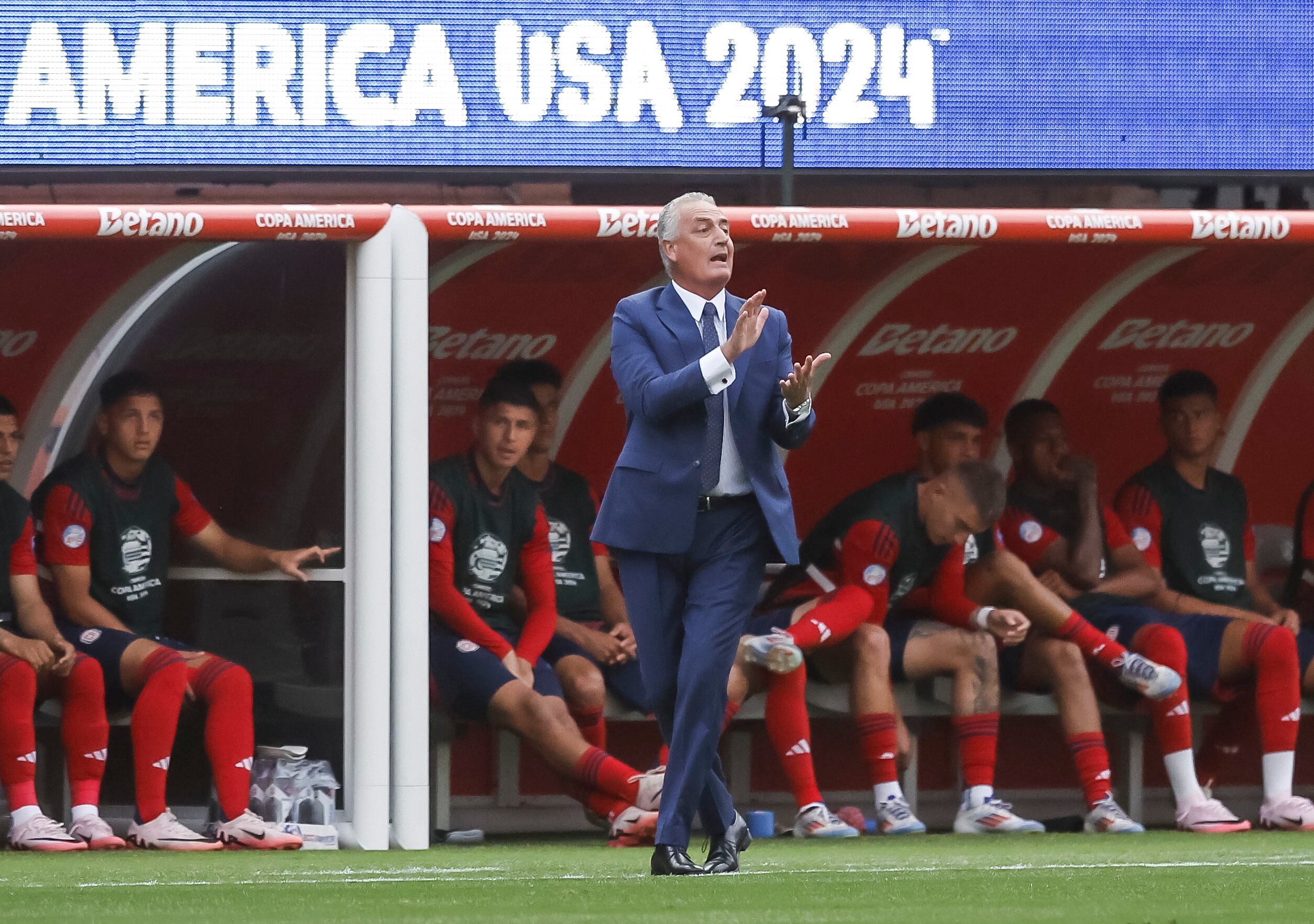 El seleccionador de Costa Rica, el argentino Gustavo Alfaro, destacó el nivel de sus juveniles ante Brasil y que buscará el triunfo ante Colombia - crédito Caroline Brehman/EFE
