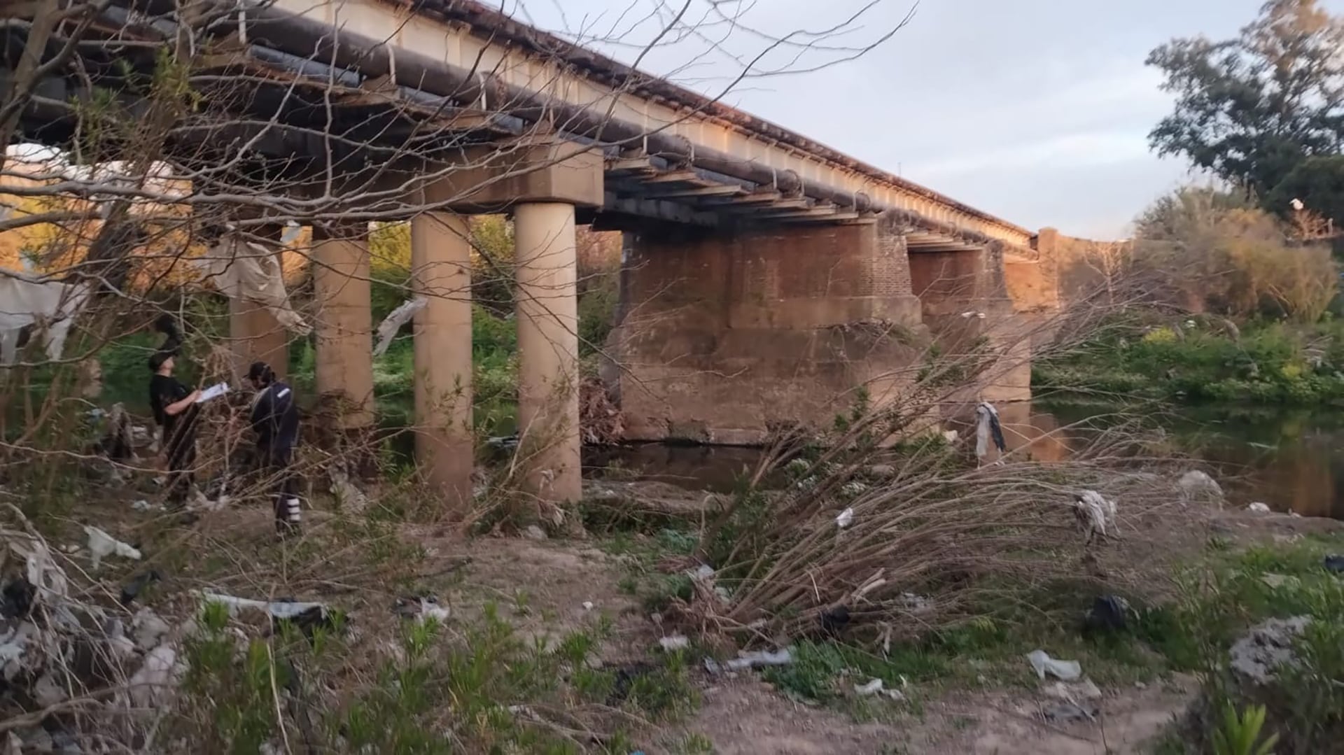 Un hombre murió tras caer de un puente en el Gran Rosario durante un robo