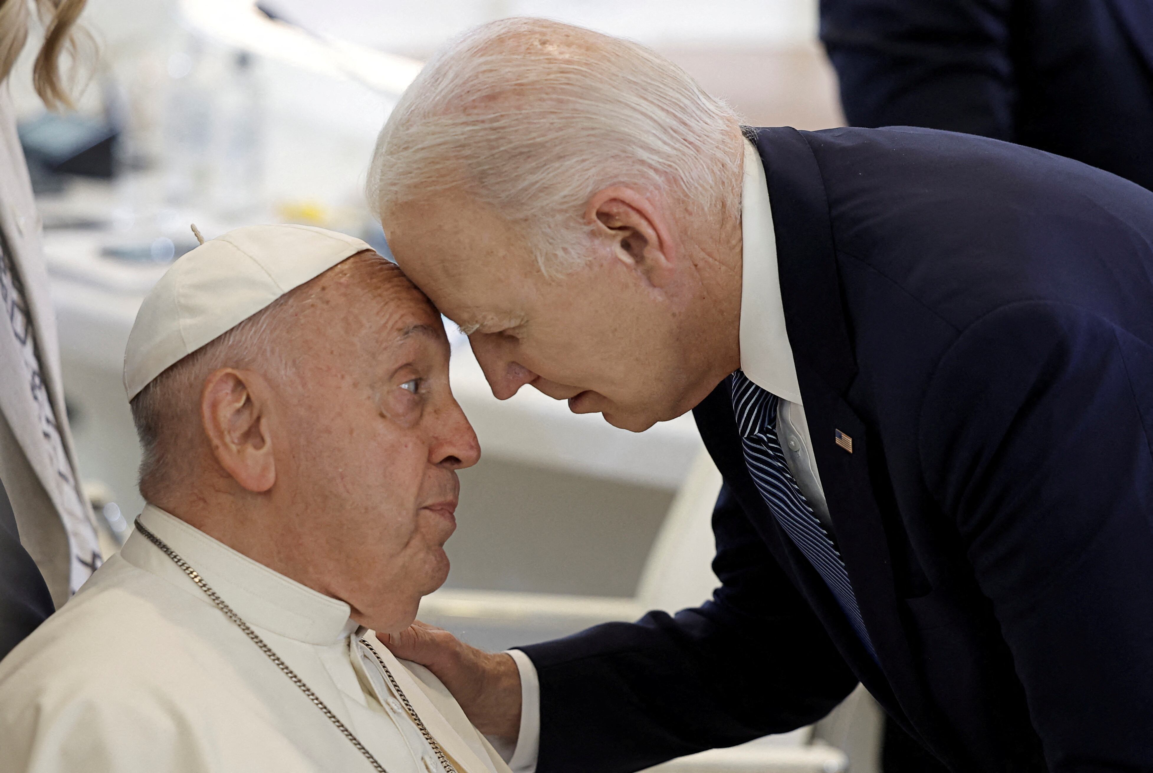 El presidente estadounidense Joe Biden saludó afectuosamente al papa Francisco (REUTERS/Louisa Gouliamaki)