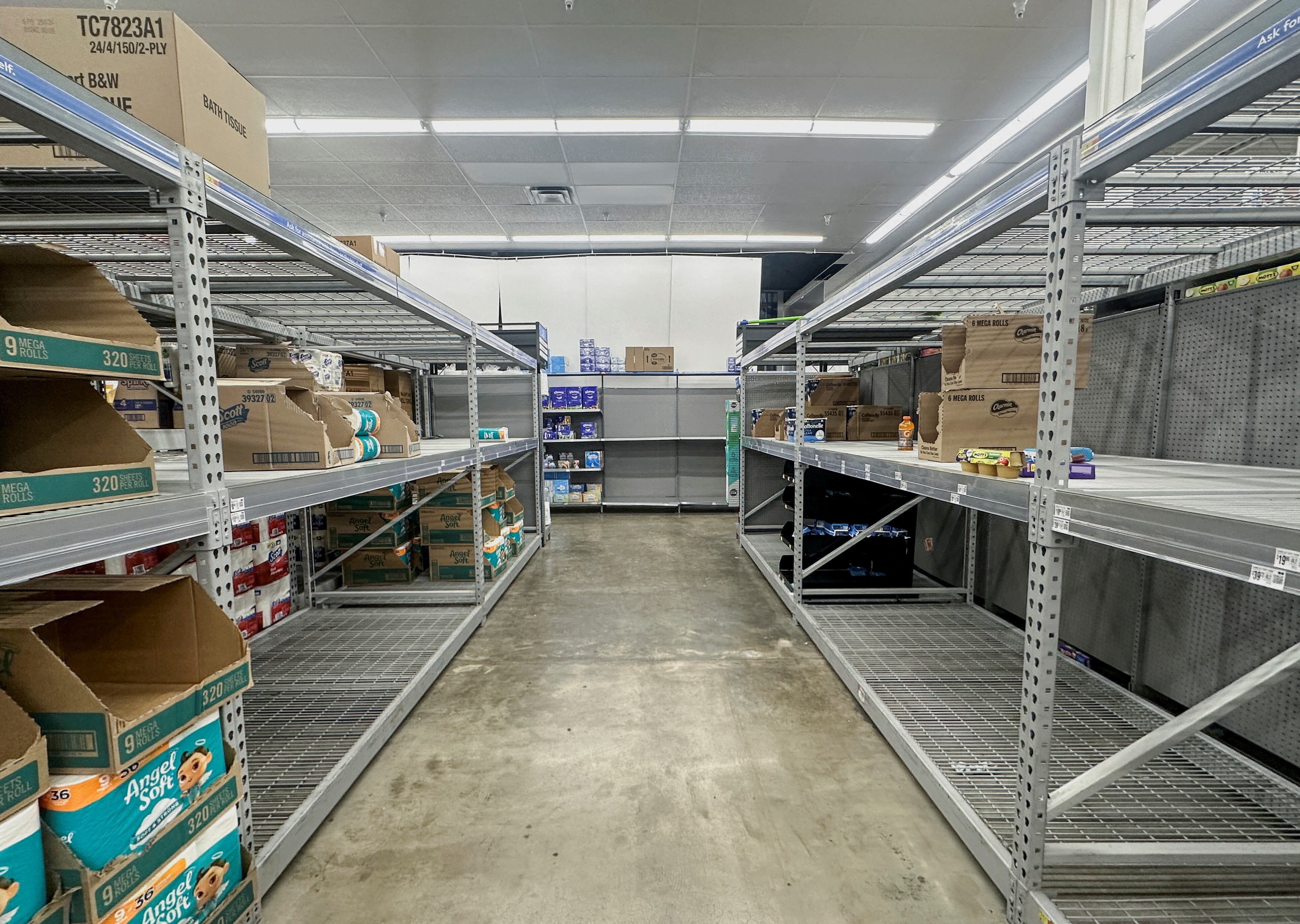 Una vista de los estantes de papel higiénico casi vacíos en un Walmart mientras se acerca el huracán Milton, en Tampa, Florida, EE. UU., el 6 de octubre de 2024. REUTERS/Octavio Jones