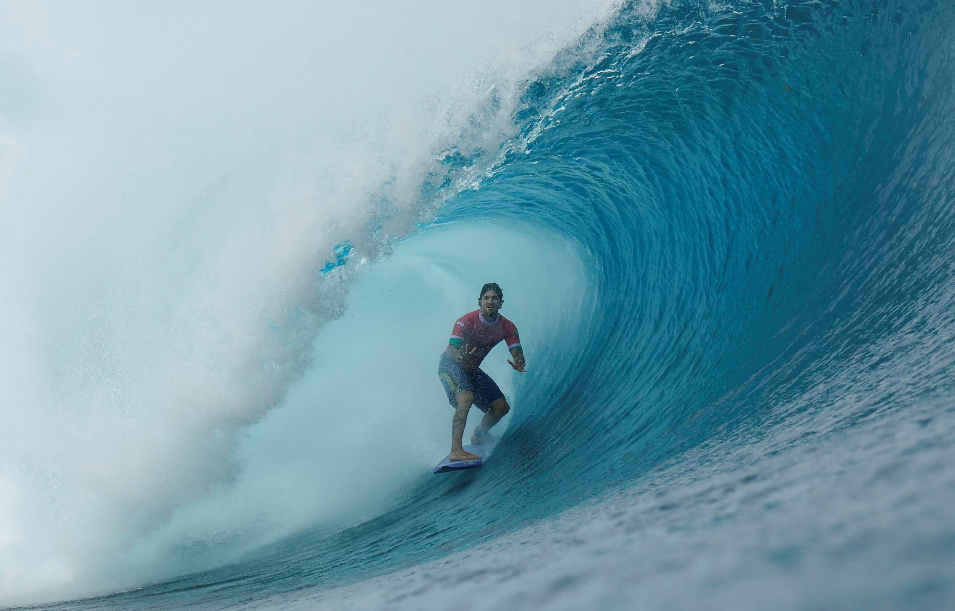 Juegos Olímpicos de París 2024 - Surf - Ronda 3 para hombres - Heat 5 - Teahupo'o, Tahití, Polinesia Francesa - 29 de julio de 2024. Gabriel Medina de Brasil cae en barril. Ben Thouard/Pool vía REUTERS