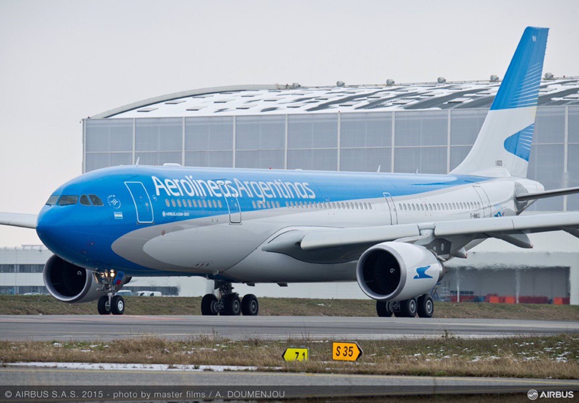 Un avión de Aerolíneas Argentinas perdió una rueda durante el aterrizaje: no hubo heridos