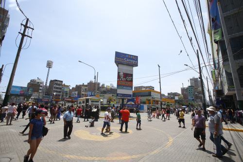 El alcalde Rubén Cano enfatizó que la decisión de no renovar la concesión con ninguna otra empresa responde a la transformación del centro comercial. (Foto: Andina)