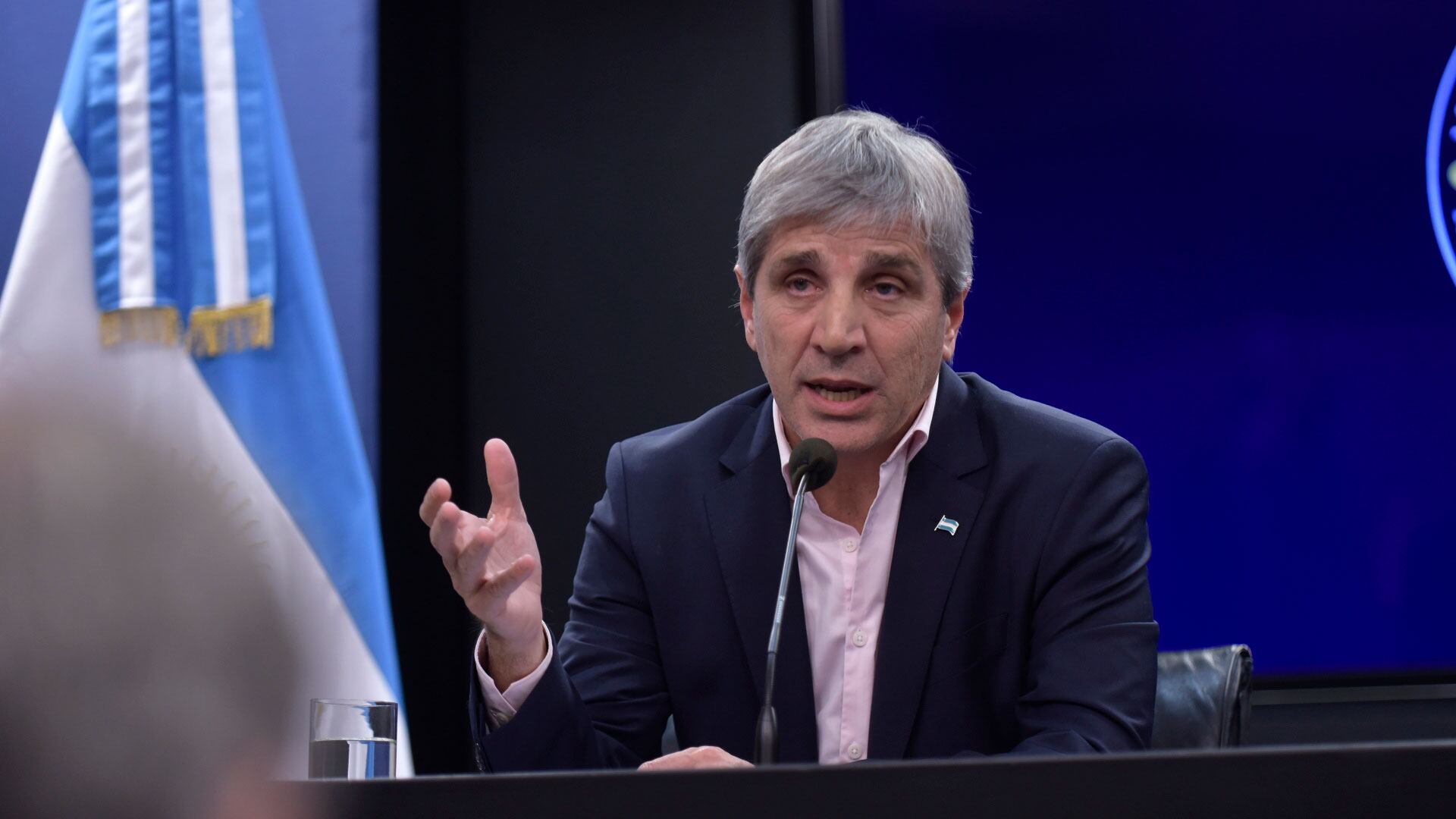 El ministro de Economía, Luis Caputo, y el presidente del Banco Central, Santiago Bausili