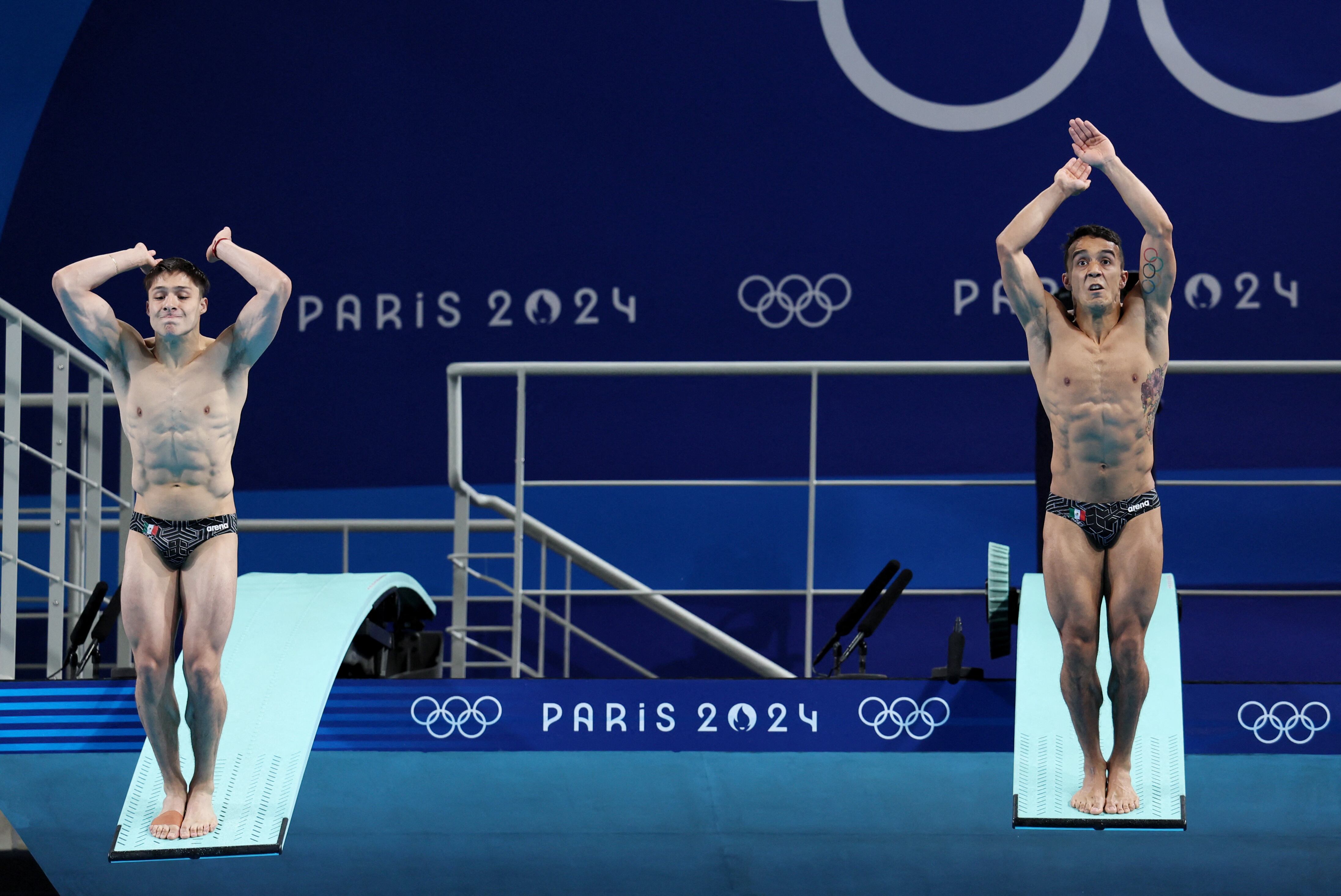 Paris 2024 Olympics - Diving - Men's Synchronised 3m Springboard Final - Aquatics Centre, Saint-Denis, France - August 02, 2024. Juan Manuel Celaya Hernandez of Mexico and Osmar Olvera Ibarra of Mexico in action. REUTERS/Leah Millis