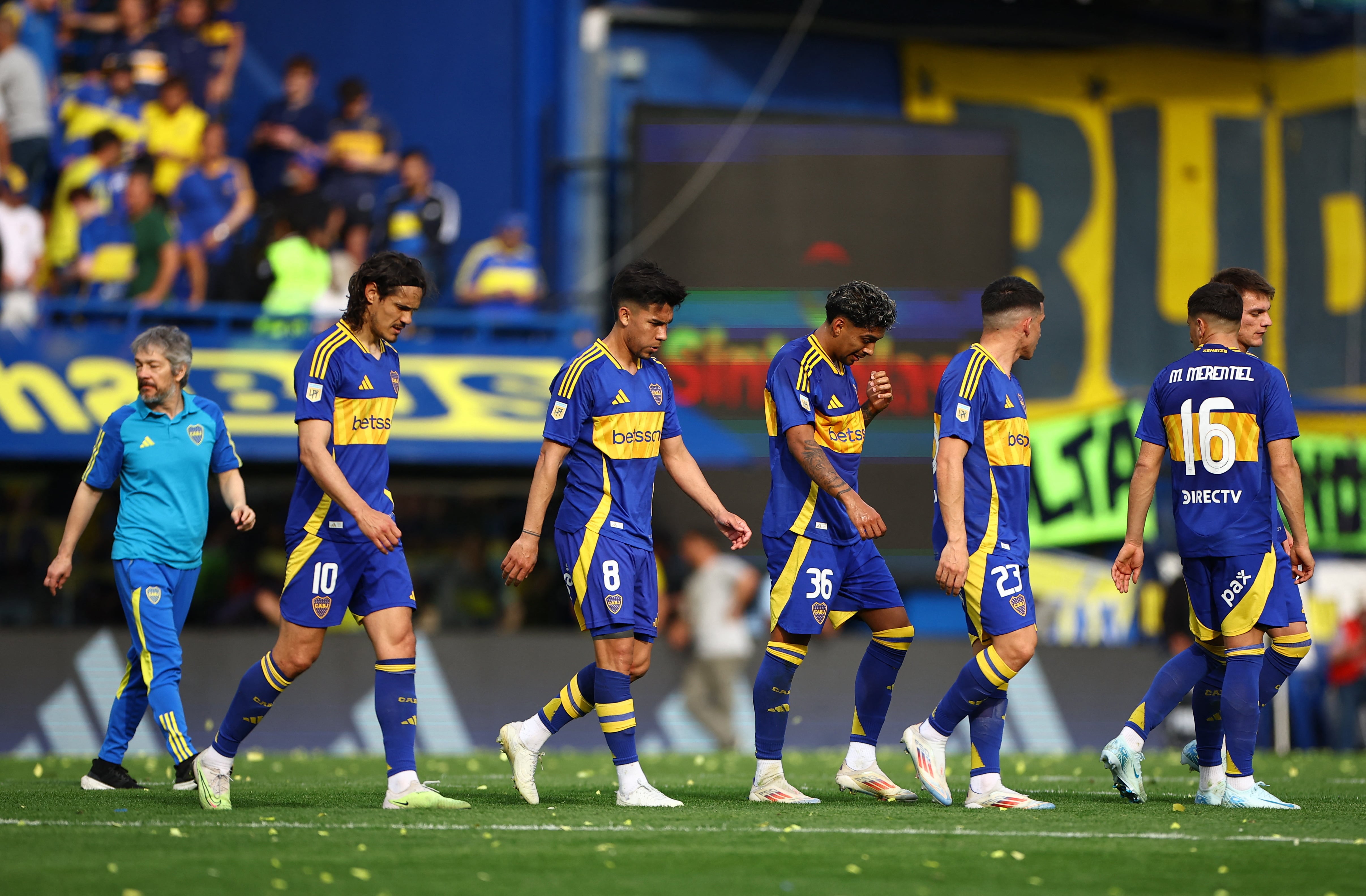 Los jugadores de Boca se retiran al vestuario tras el final del primer tiempo 