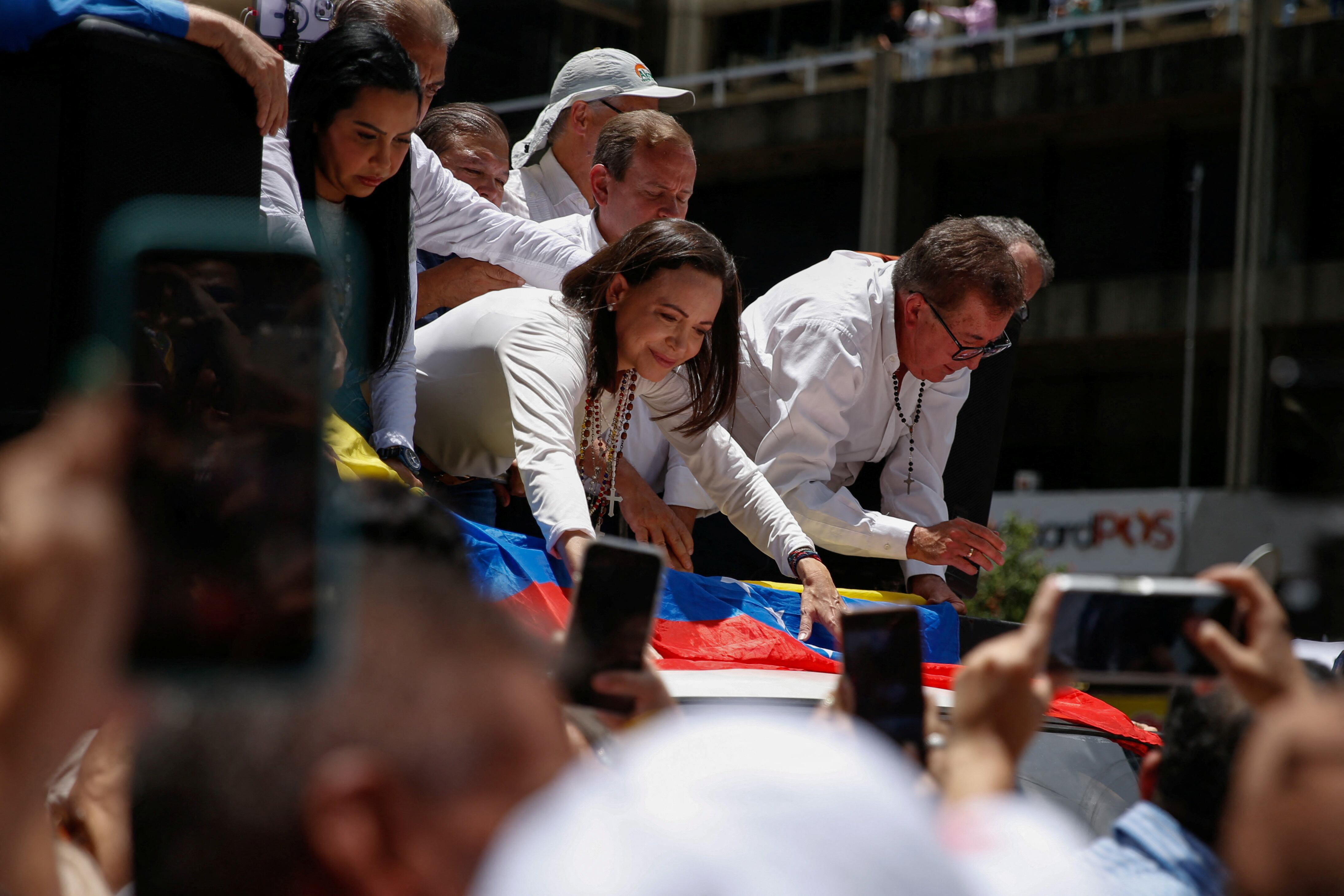 Cientos de venezolanos apoyaron a la representante de la oposición luego del supuesto robo en las pasadas elecciones. (REUTERS/Leonardo Fernandez Viloria)