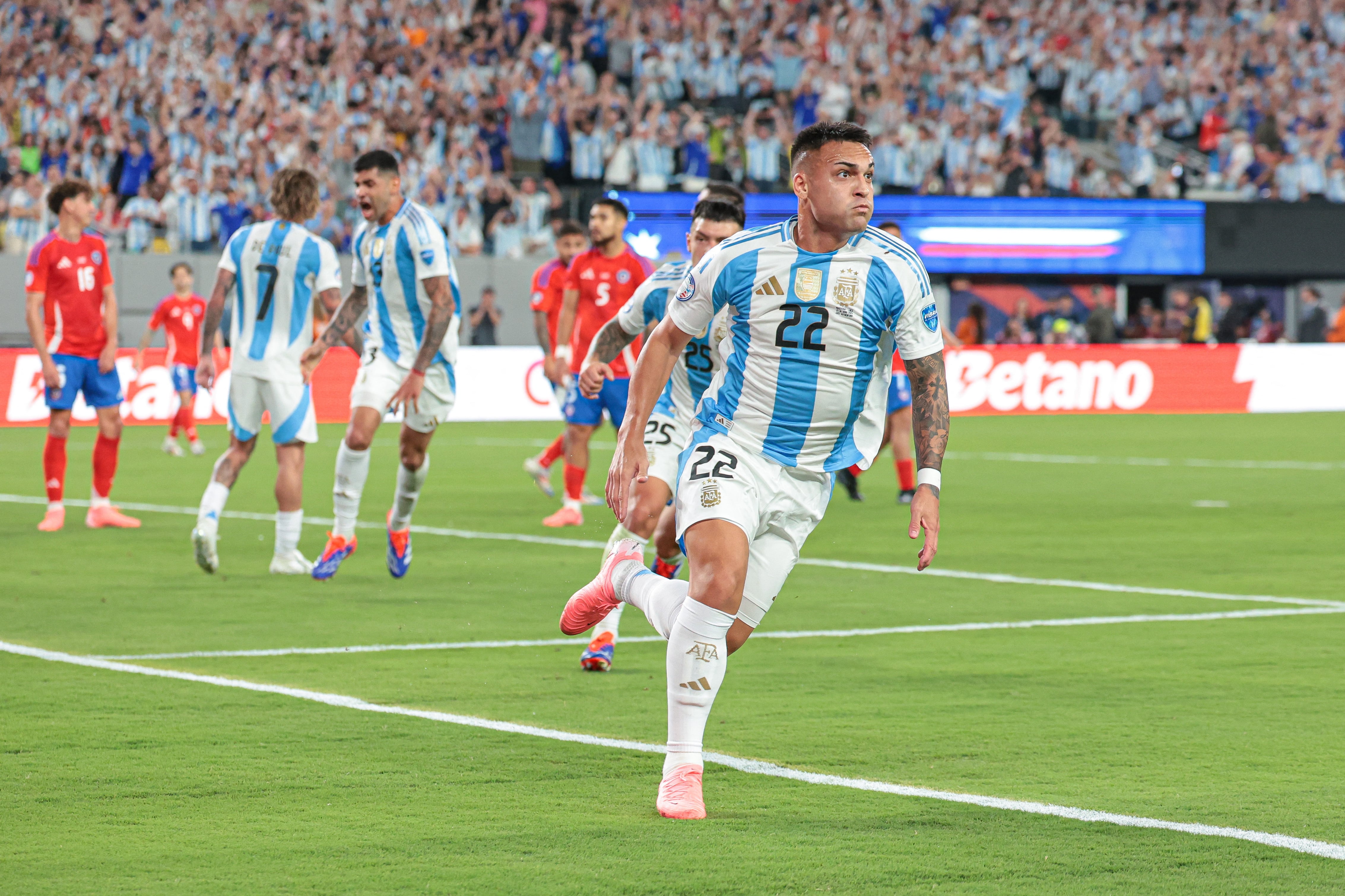 El festejo alocado de Lautaro Martínez en el 1 a 0 sobre la hora con el que Argentina superó a Chile (Vincent Carchietta-USA TODAY Sports)