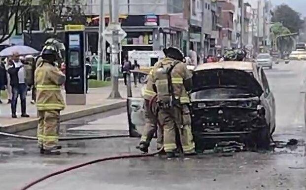 Un vehículo incendiado en La Candelaria genera dificultades de movilidad en el centro de Bogotá - crédito @TransitoBogota/X