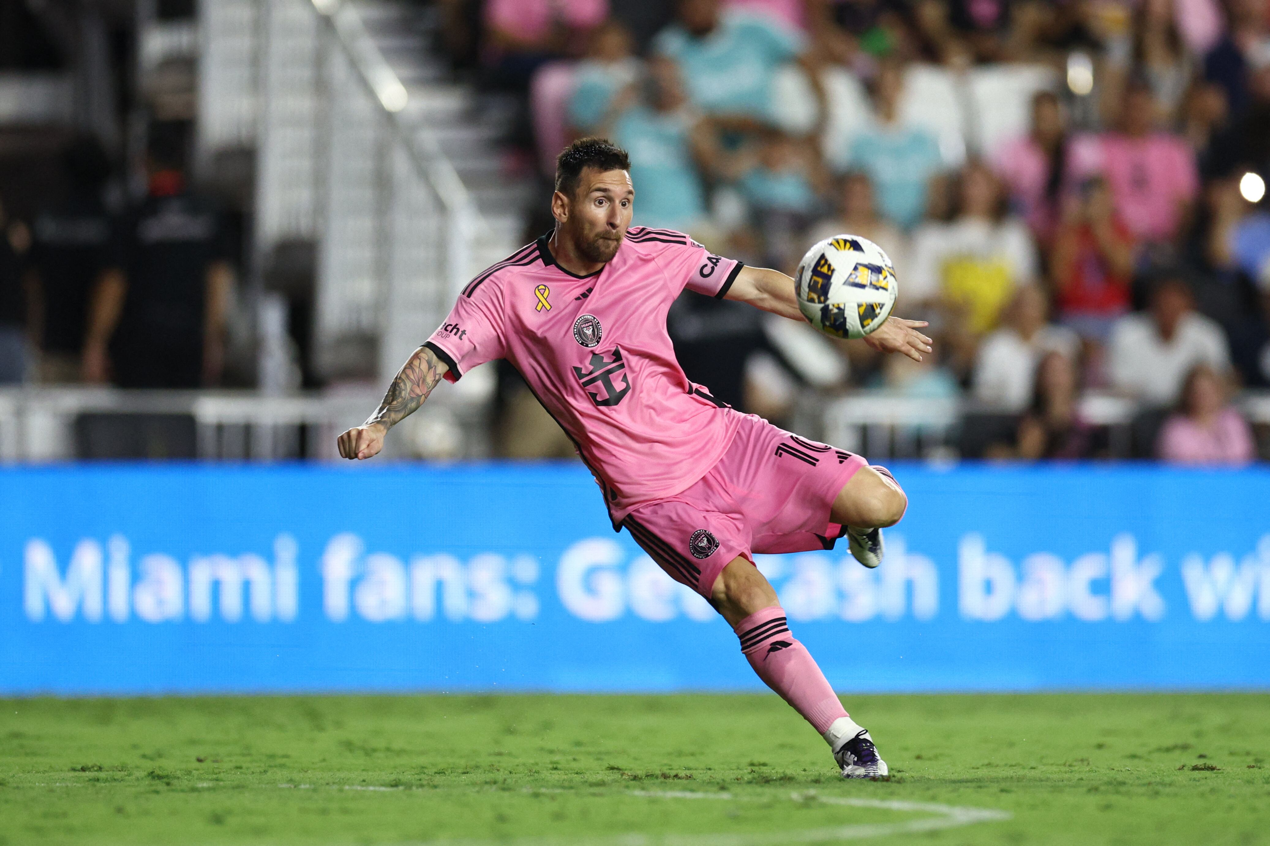 Lionel Messi ensaya un remate al arco para Inter Miami (Nathan Ray Seebeck-Imagn Images)