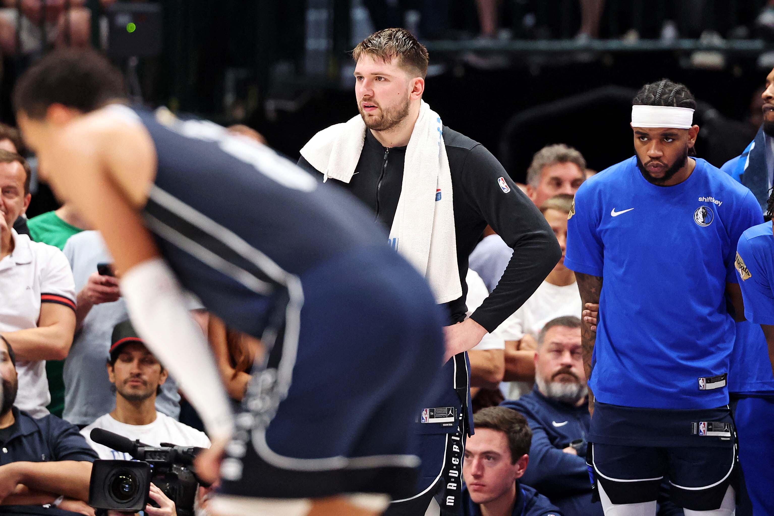 Luka Doncic (77) de Dallas Mavericks reacciona en el banco durante el último cuarto del tercer partido de las Finales de la NBA de 2024 contra los Boston Celtics en el American Airlines Center (Crédito obligatorio: Kevin Jairaj-USA TODAY Deportes)
