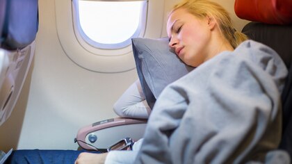 Cómo dormir en el avión: consejos para un descanso en las alturas