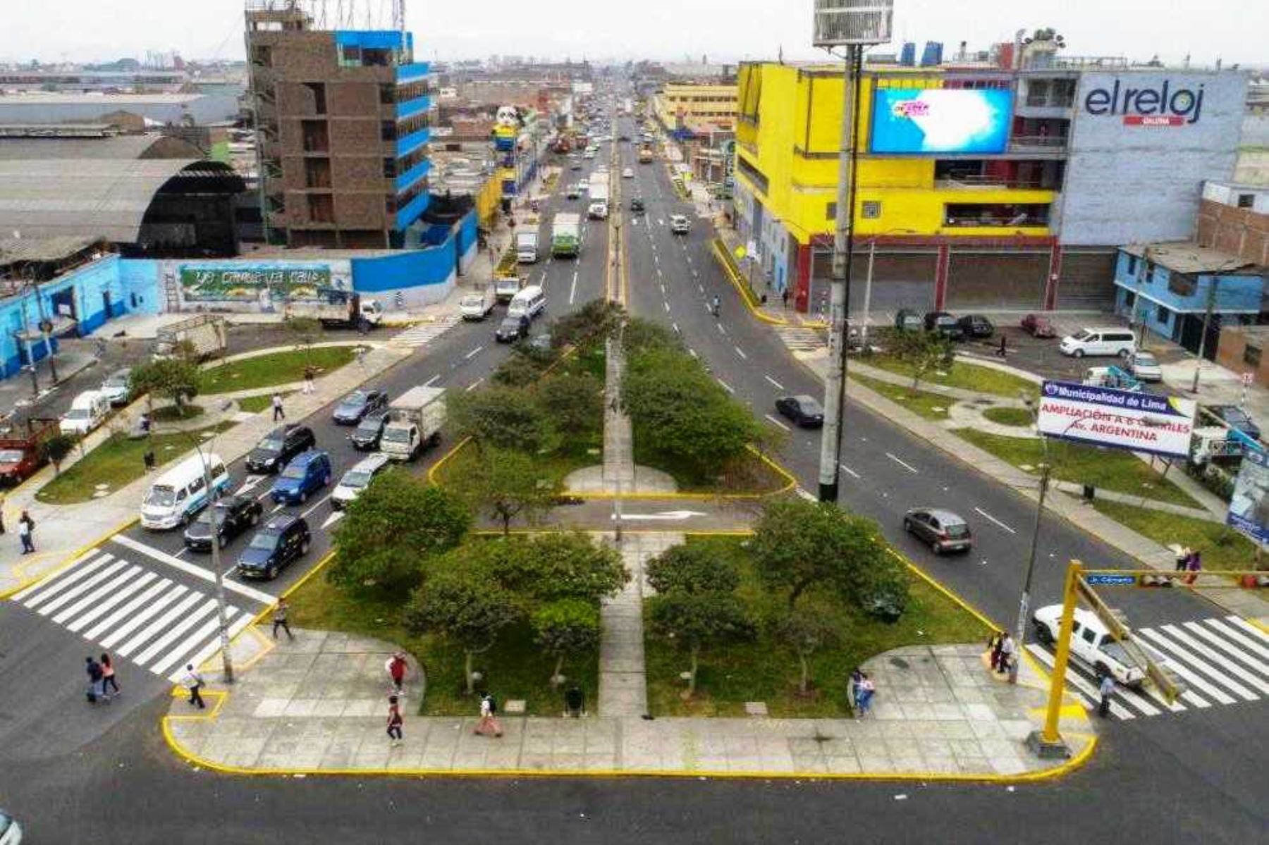 La avenida, de 10 kilómetros de longitud y 8 metros de ancho, fue inaugurada en 1927 y rápidamente se convirtió en una arteria crucial para el desarrollo industrial y portuario, esto fortaleció la infraestructura urbana de ambas ciudades.
Foto: Andina