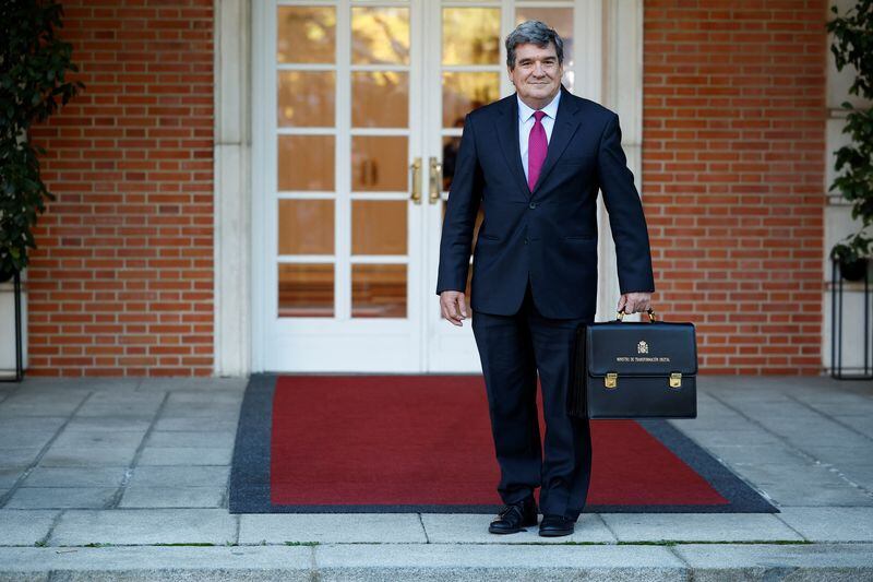 José Luis Escrivá posa en el exterior del Palacio de la Moncloa en Madrid (REUTERS/Juan Medina)