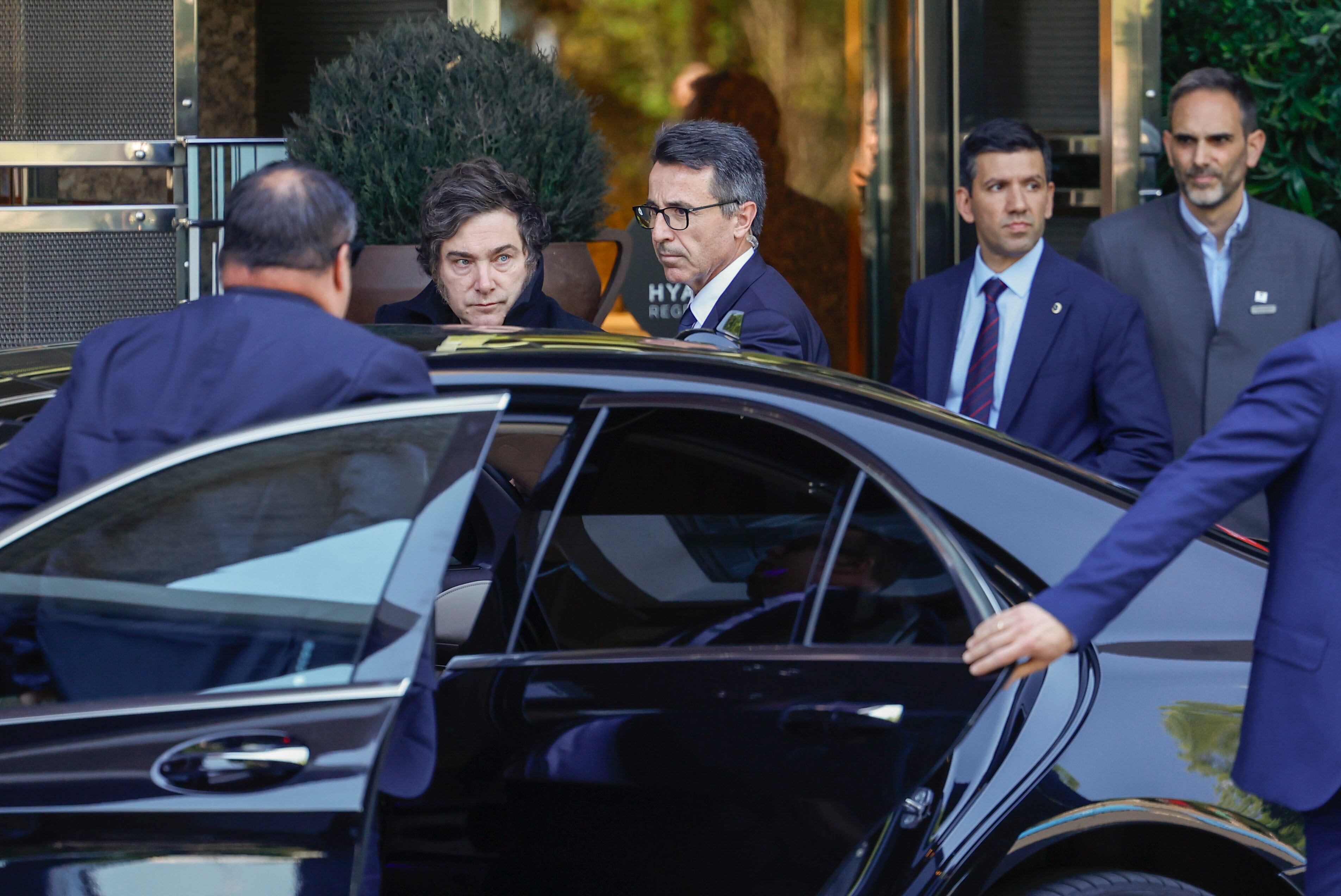 El presidente argentino, Javier Milei (2i), a su llegada este viernes a Madrid, donde se reúne con la presidenta de la COmunidad, Isabel Díaz Ayuso, quien le entrega la Medalla Internacional de la Comunidad de Madrid. EFE/ Mariscal
