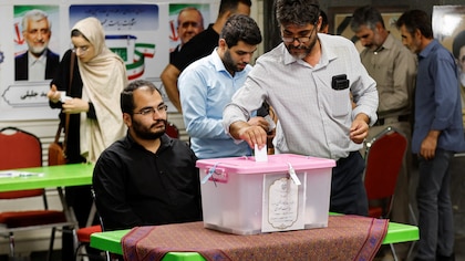 Tras una histórica baja participación en la primera vuelta, Irán elige en el balotaje entre un reformista y un ultraconservador