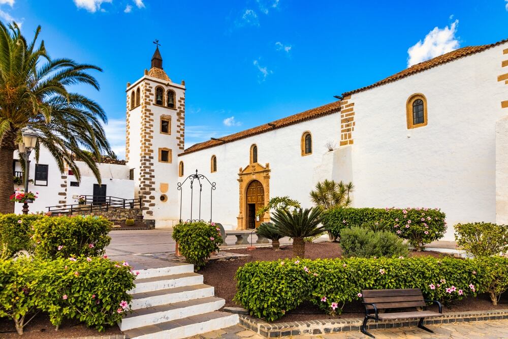 Iglesia-catedral de Santa María de Betancuria, en Fuerteventura (Shutterstock).