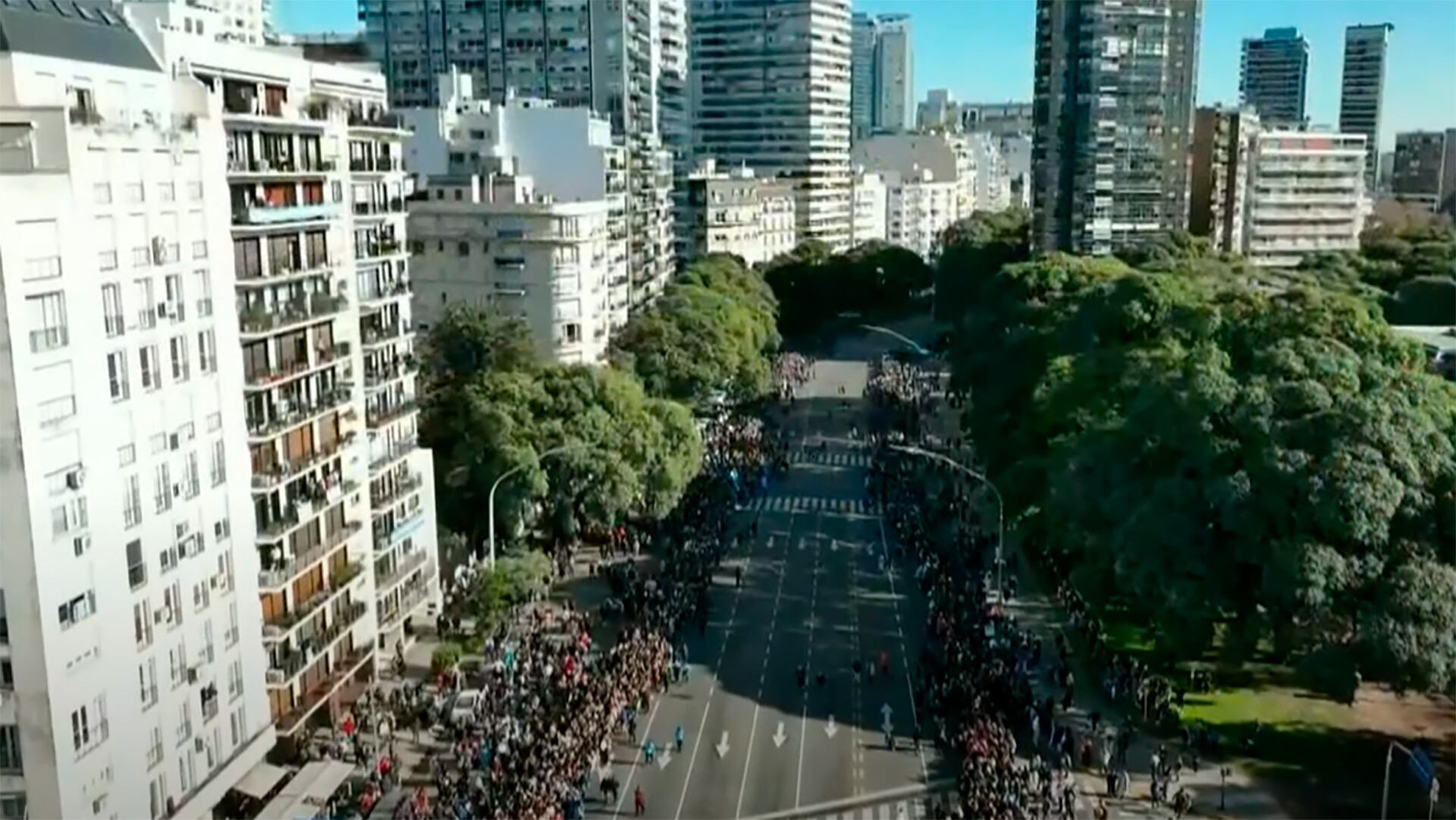 Desfile militar por el 9 de Julio