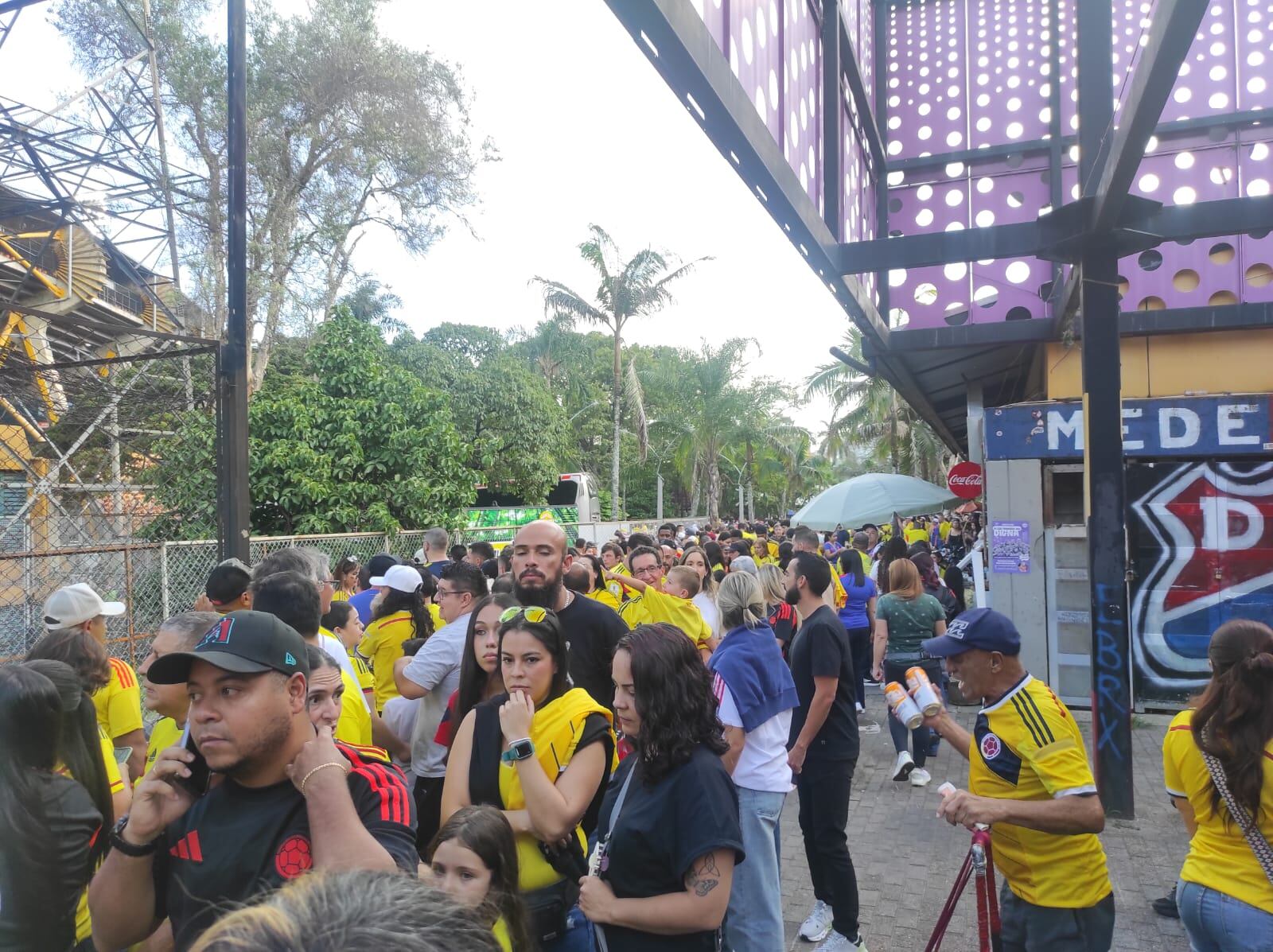 Mientras las filas continúan a las afueras del estadio Atanasio Girardot, Infobae Colombia pudo conocer que varios hinchas intentaron ingresar irregularmente - crédito Diego Ariza/Infobae Colombia