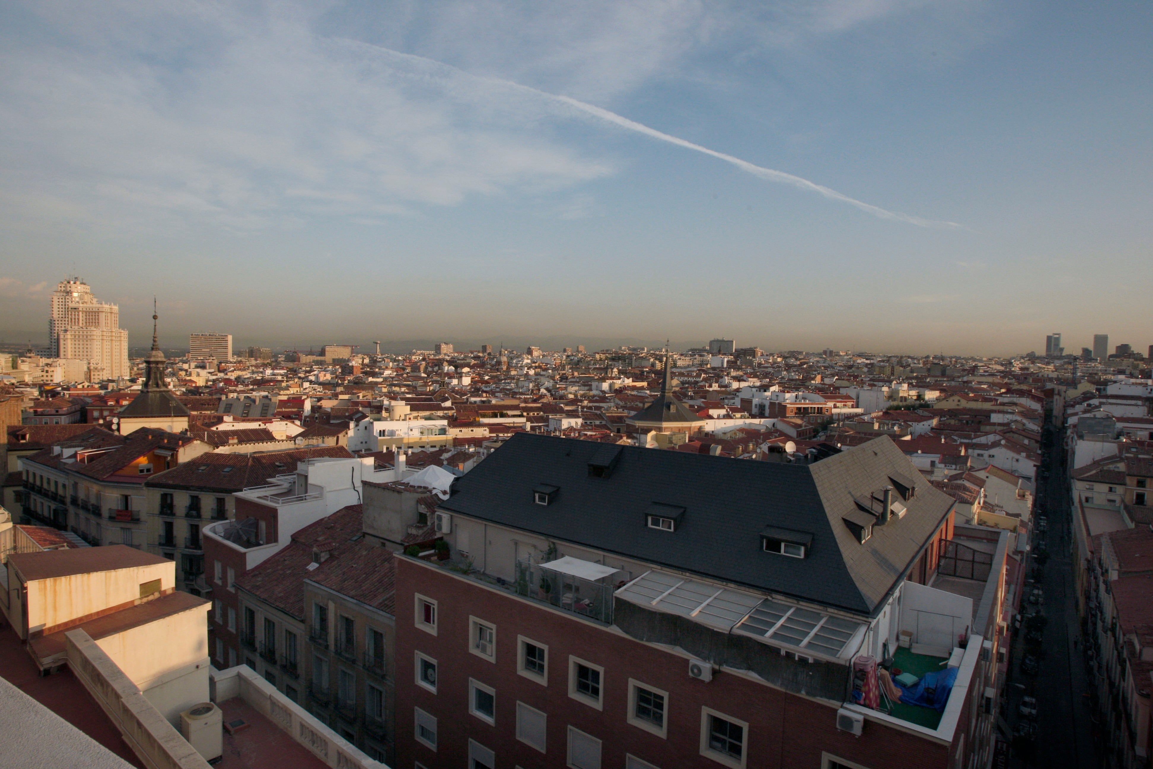 Fotografía de archivo en la que se aprecia una 'boina' de contaminación sobre Madrid. (EFE/J.L. Pino)
