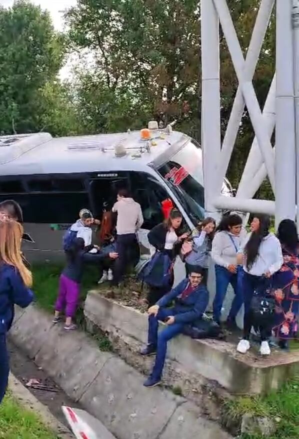 Varios pasajeros del bus intermunicipal salieron ilesos y ayudaron a sacar a los pasajeros que resultaron más afectados como consecuencia del accidente - crédito cortesía grupo de difusión