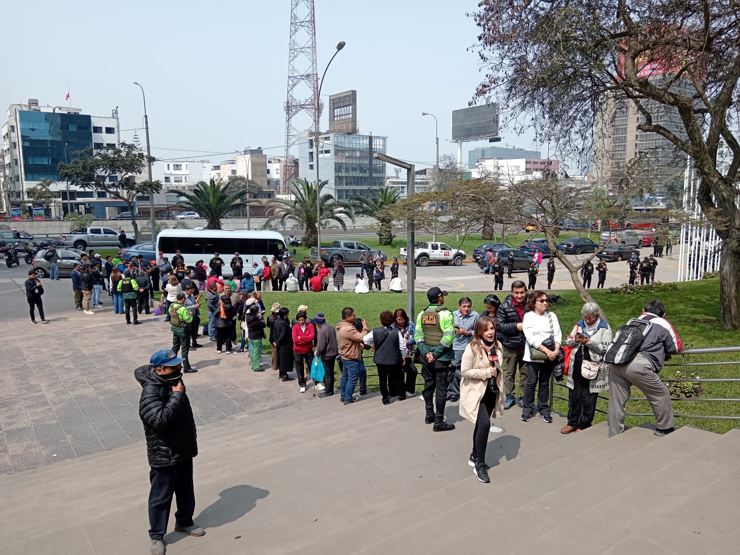 Largas filas de simpatizantes para darle el último adiós a Alberto Fujimori | Infobae Perú / Paula Elizalde