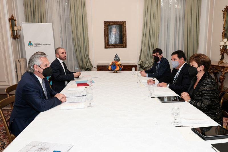 El presidente Alberto Fernández junto a Martín Guzmán en una reunión con la directora gerente del Fondo Monetario Internacional Kristalina Georgieva en Roma, el 30 de octubre de 2021. Foto de archivo. Esteban Collazo/Presidencia.