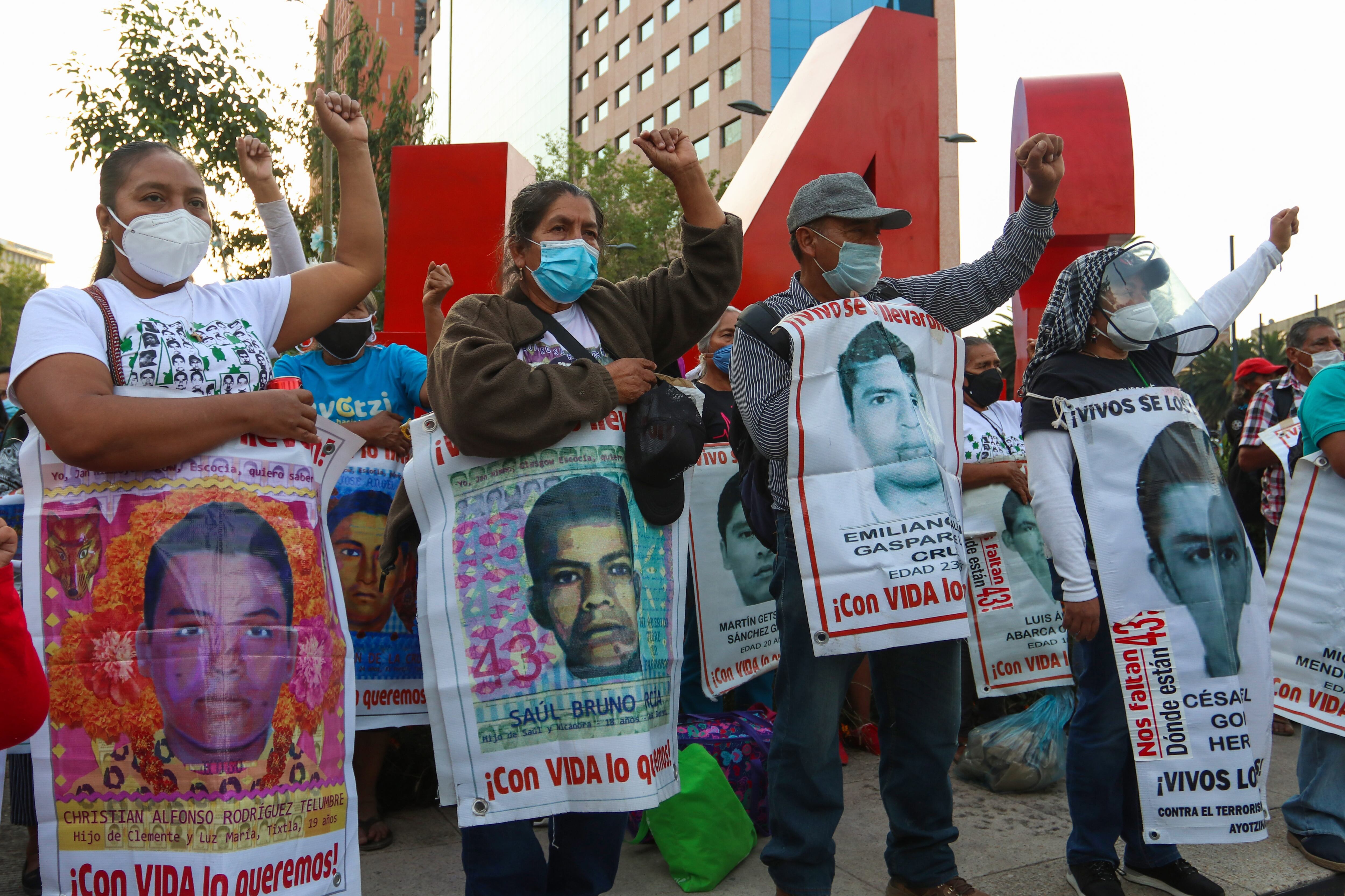 Imagen de archivo de padres y madres de estudiantes desaparecidos en Ayotzinapa que se manifiestan en Ciudad de México. EFE/José Pazos 