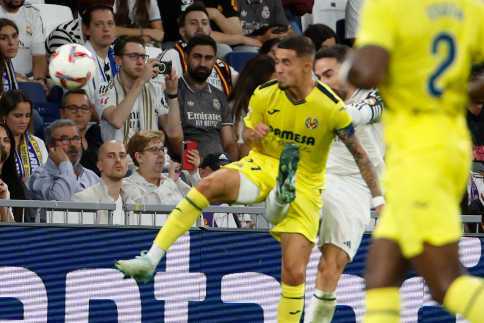 El momento del impacto entre Dani Carvajal y Yeremi Pino (EFE/Javier Lizón) 