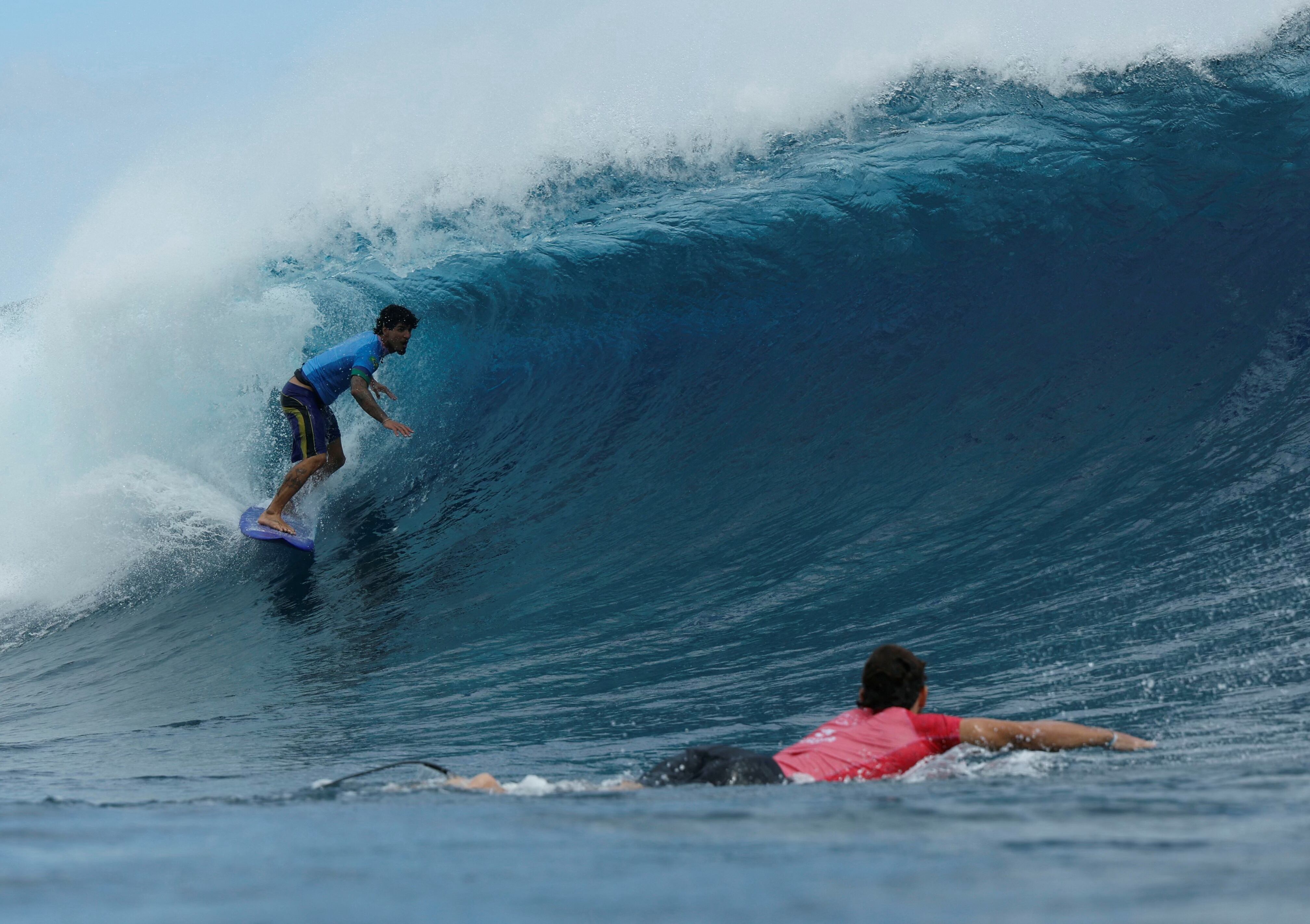 Alonso Correa atento a la maniobra de su rival Gabriel Medina en la prueba de surf de los Juegos Olímpicos París 2024.